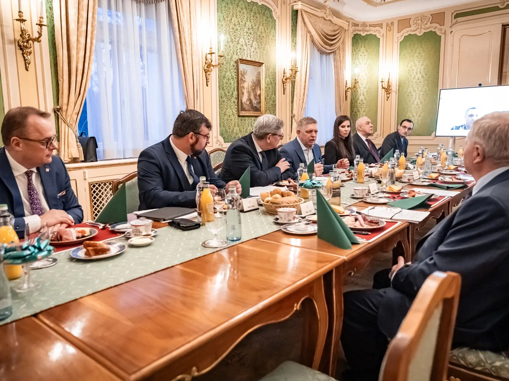 Premiér Robert Fico (vpravo) na Úrade vlády SR debatuje vo štvrtok 27. februára 2025 o  zmenách Ústavy SR, ktoré nedávno sám avizoval.