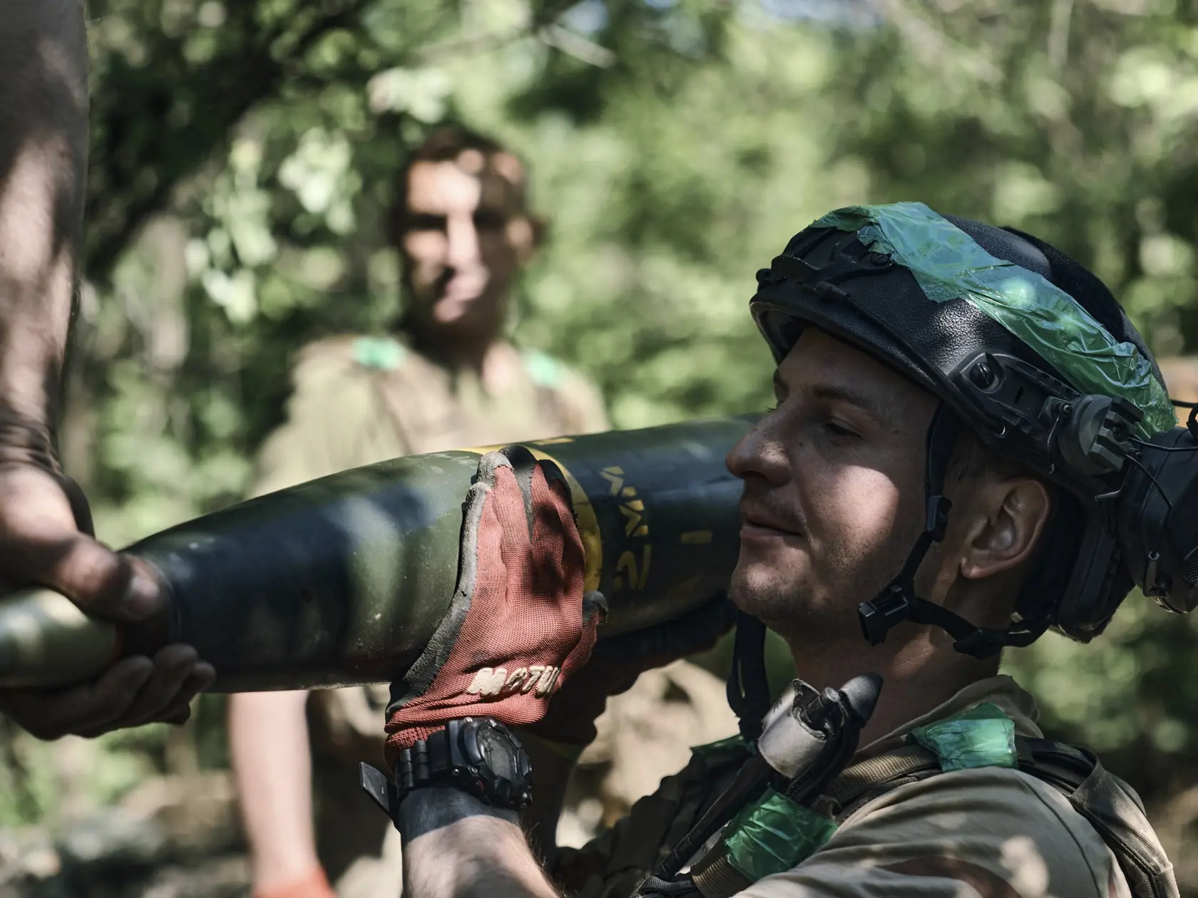 KK17 Bachmut - Ukrajinský vojak nesie raketu do raketometu Grad, aby ju vystrelil na ruské pozície na fronte pri Bachmute na Ukrajine 17. mája 2023. FOTO TASR/AP
A Ukrainian soldier carries a rocket for a Grad multiple rocket launcher to fire towards Russian positions in the frontline near Bakhmut, Donetsk region, Ukraine, Wednesday, May 17, 2023. (AP Photo/Libkos)