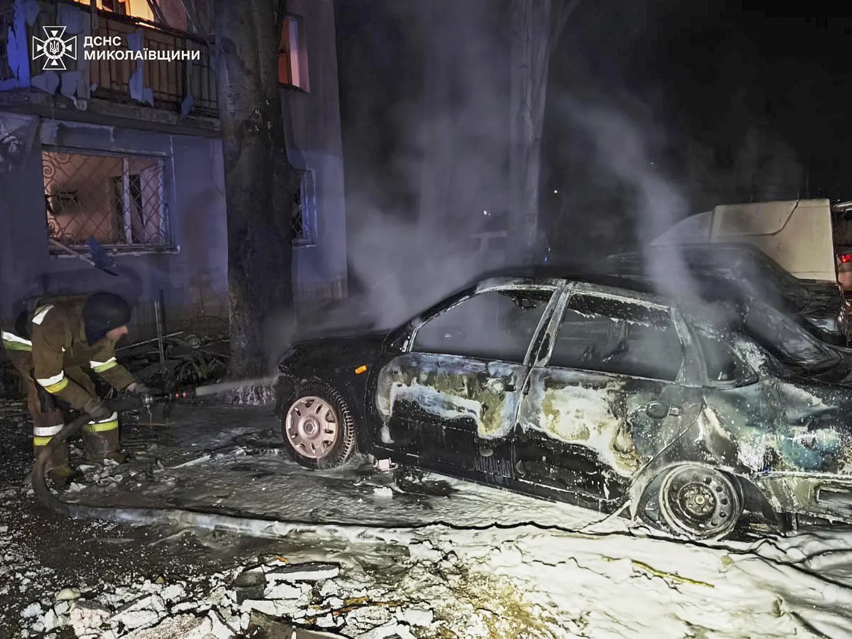 Na snímke zverejnenej ukrajinským ministerstvom pre mimoriadne situácie hasiči hasia požiar po ruskom útoku v meste Mykolajiv, na juhu Ukrajiny 10. apríla 2025. Ruská armáda v noci na štvrtok opäť vyslala nad Ukrajinu svoje útočné drony, ktoré spôsobili materiálne škody a vážnejšie zranili najmenej desať ľudí. Nálet dronov hlásilo aj ruské ministerstvo obrany.