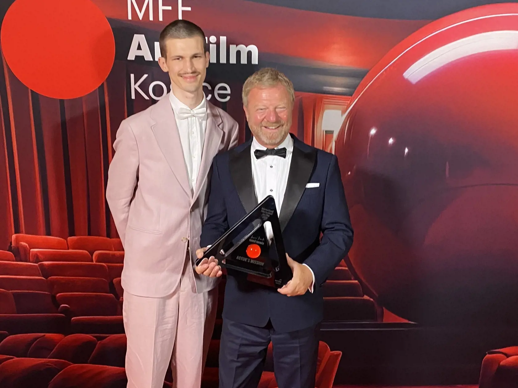 Prekvapenie pre Maroša Kramára. Cenu mu prišiel odovzdať jeho syn Timur: „Som rád, že on bol pre mňa vzorom v mnohých veciach, môžem byť trochu vzorom aj ja pre neho. Keď sa mi pred pár mesiacmi narodila dcéra, tak sa mu to natoľko zapáčilo, že sa inšpiroval a urobil si dcéru ešte aj on.” Maroš Kramár na to zareagoval: „Je pravda, že sa mi sťažoval, že nemá s kým kočíkovať, tak som povedal, že mu urobím kamaráta.”