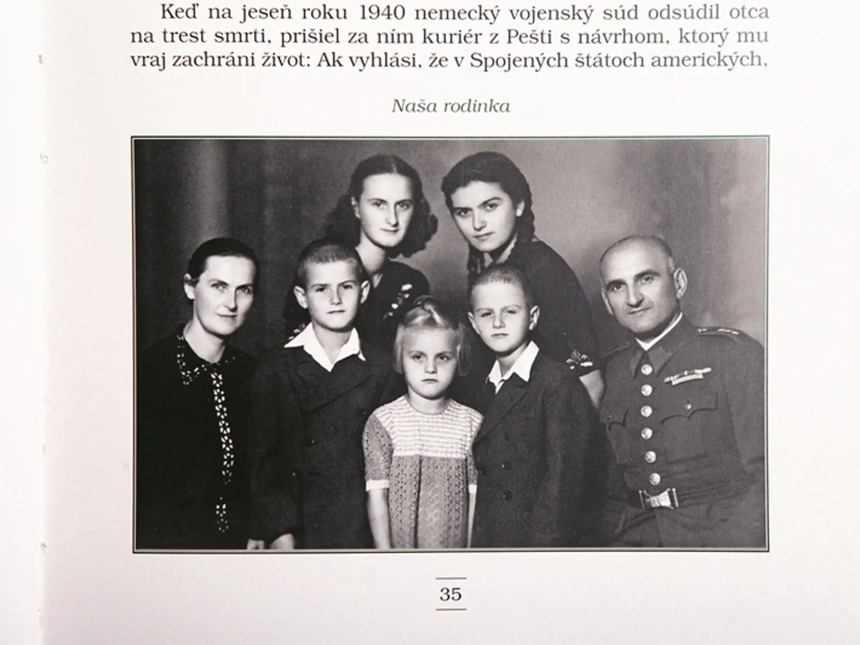 Eva (s vrkočmi), na fotke  s rodičmi a súrodencami,  zažila v detstve aj núdzu,  najmä keď jej otca  zavreli a päť detí s mamou  ostali odkázaní na  milodary. Dodnes držia  súrodenci pevne spolu.