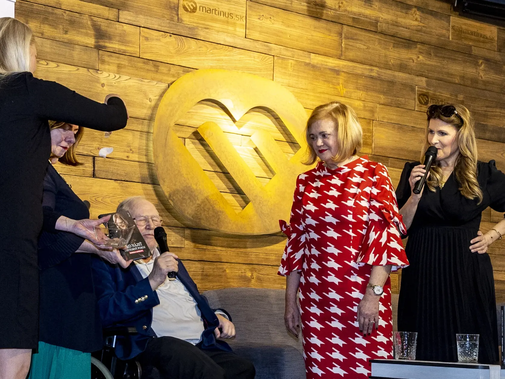Krst knihy Marcely Laiferovej “Ako nájsť vnútorný pokoj” v bratislavskom kníhkupectve. Na snímke je Pavel Traubner a Marcela Laiferová, Katarína Brychtová. 
