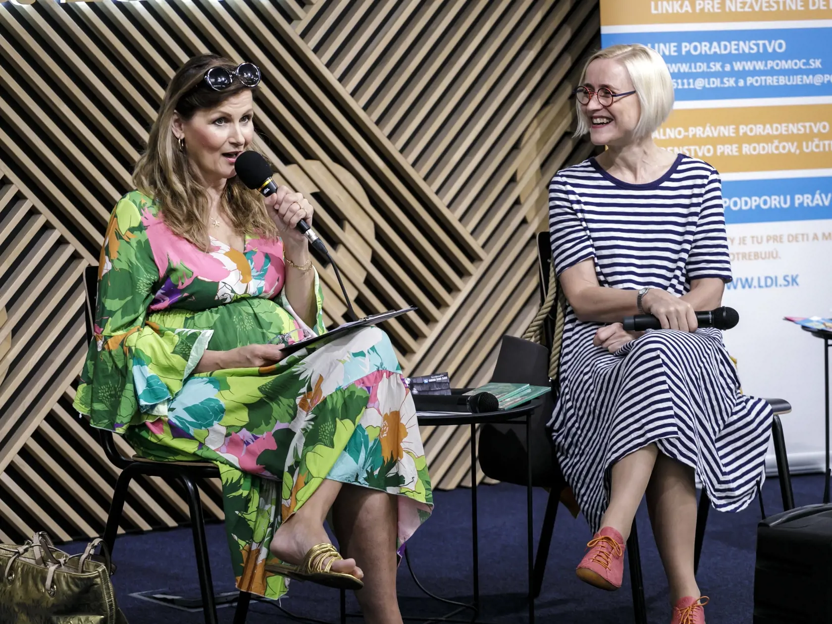 Na snímke zľava moderátorka Katarína Brychtová a spisovateľka Barbora Kardošová počas podujatia, ktoré zorganizovala Linka detskej istoty v kníhkupectve Panta Rhei na Poštovej ul. v Bratislave a ním symbolicky odštartovala celoslovenský detský čitateľský maratón. V Bratislave 22. mája 2023. FOTO TASR - Dano Veselský