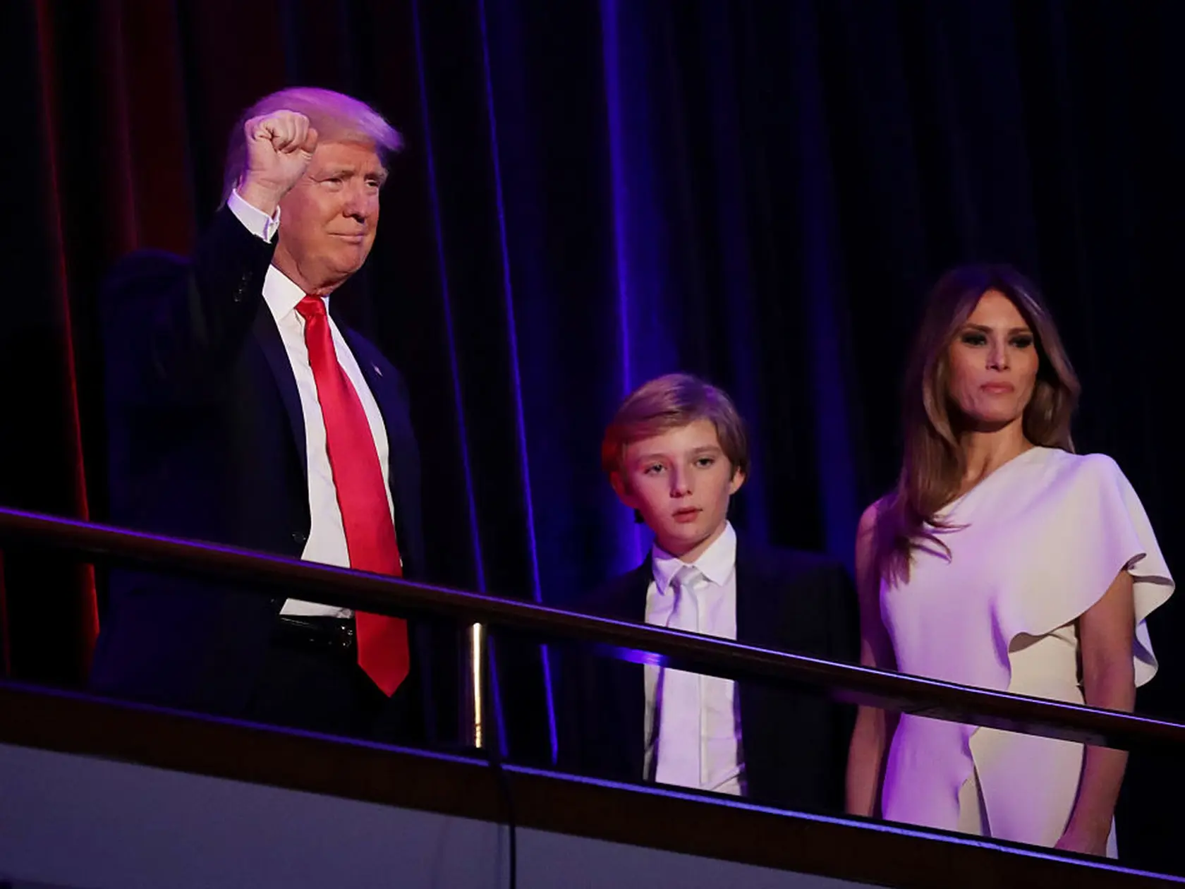 Kým bežné deti vyrastajú na detskej výžive a hračkách z hračkárstva, Barron Trump mal v kočíku zlatý lem a na tvári kaviár. Syn amerického prezidenta Donalda Trumpa a slovinskej exmodelky Melanie vyrastal ako z rozprávky o miliardárskom princovi. A dnes, vo veku 19 rokov, má vraj aj prvú frajerku.