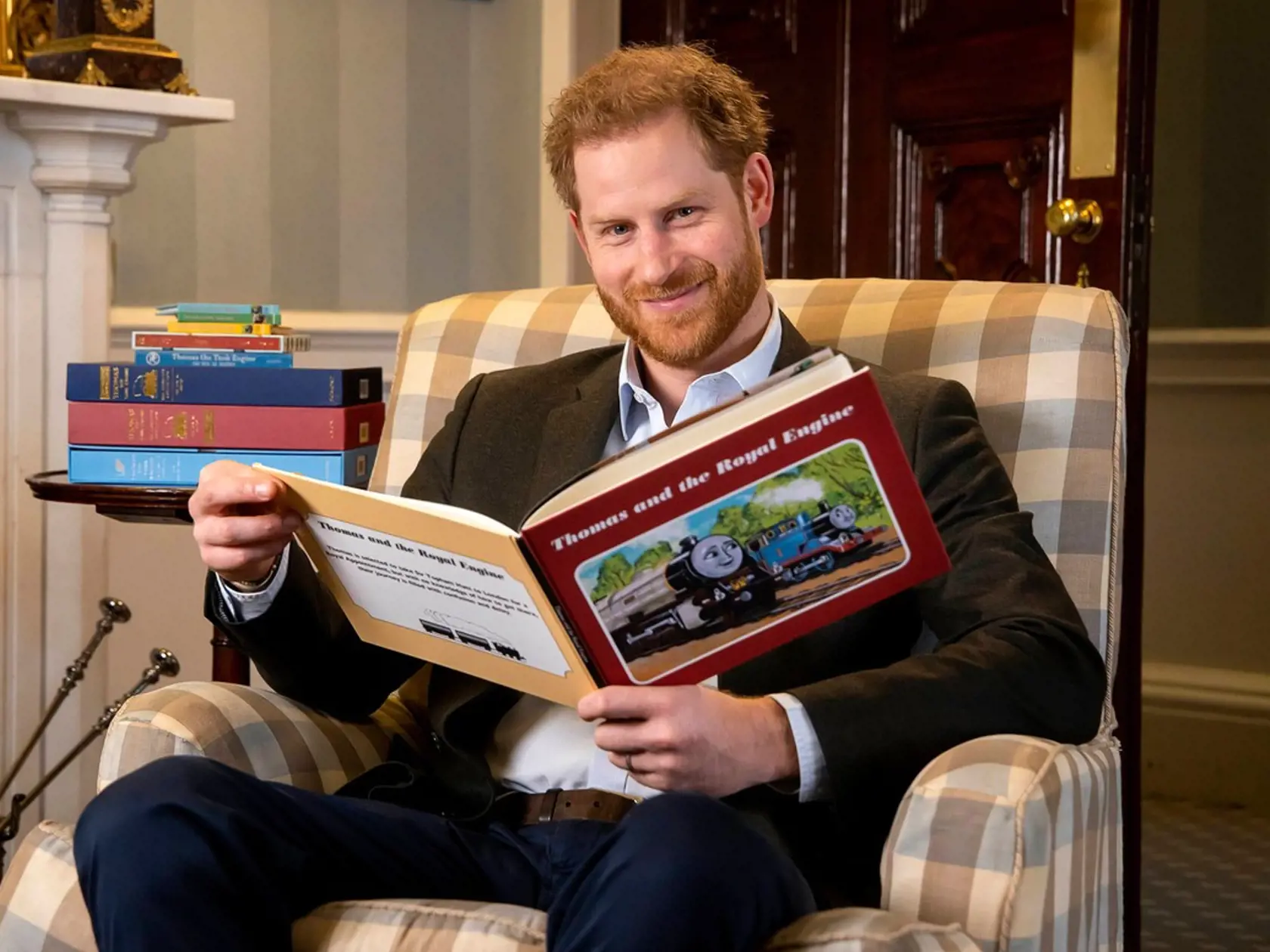 Princ Harry pri nahrávaní správy k 75. výročiu knihy Lokomotíva Thomas.