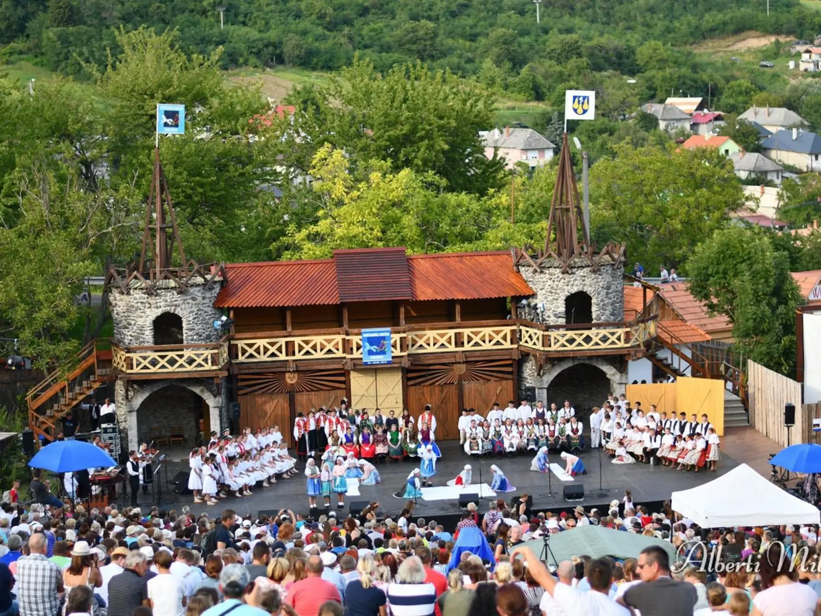 Folklórny festival Hontianska paráda sa koná už tradične v Hrušove. Pomenovaný je podľa regiónu v ktorom sa obec nachádza. Každoročne ho navštív približne 20-tisíc hostí.