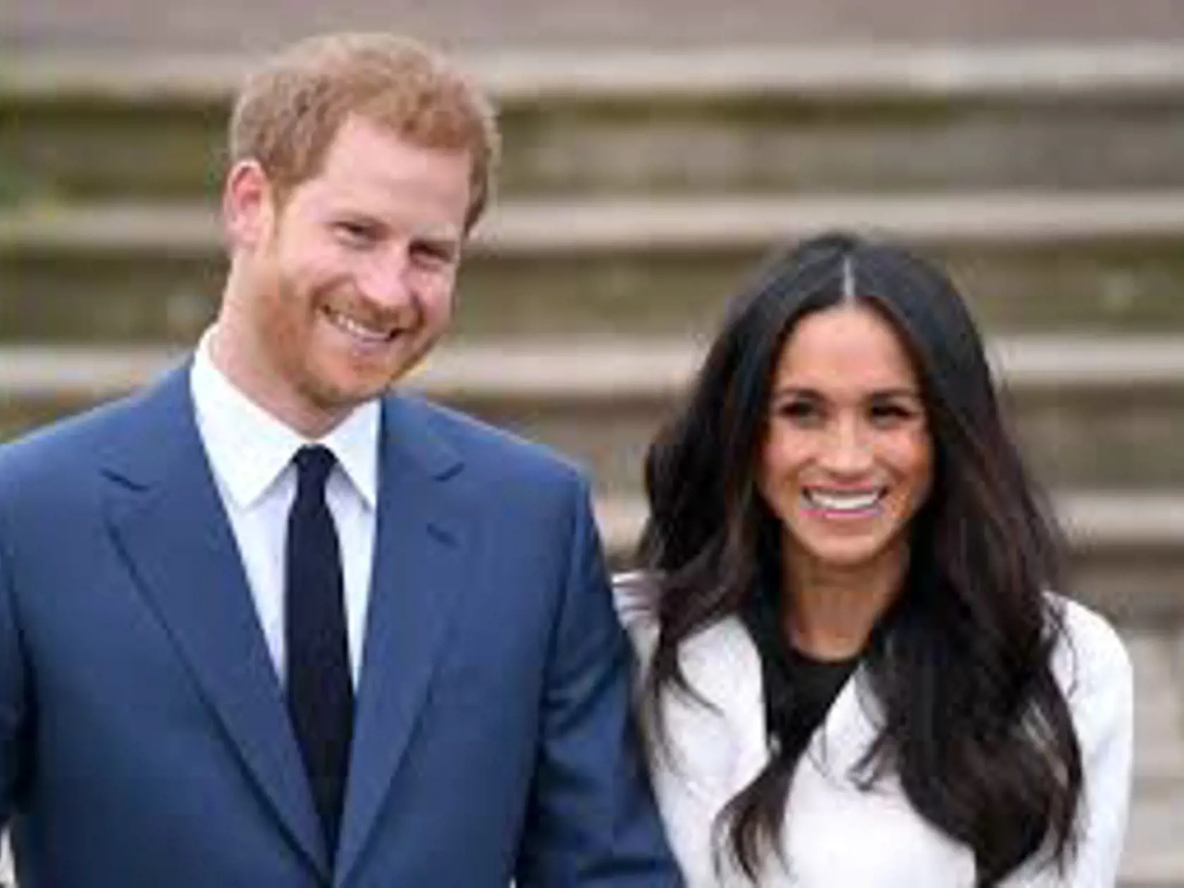 Nová kniha o Meghan a Harrym sa dočkala výpredaja za 99 centov.