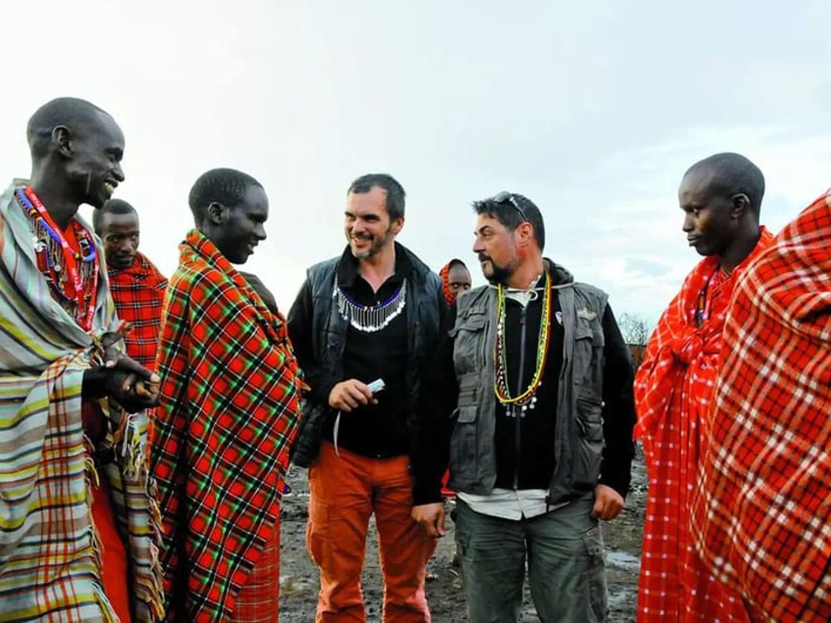 Divoké kone neboli lacné, ale pripravované ZOO bude ešte drahšie. Nielenže tam bude množstvo zvierat, no časť deja sa odohráva v Afrike. Na snímke režisér Braňo Mišík a producent Pavol Polner v exteriéroch v Keni.