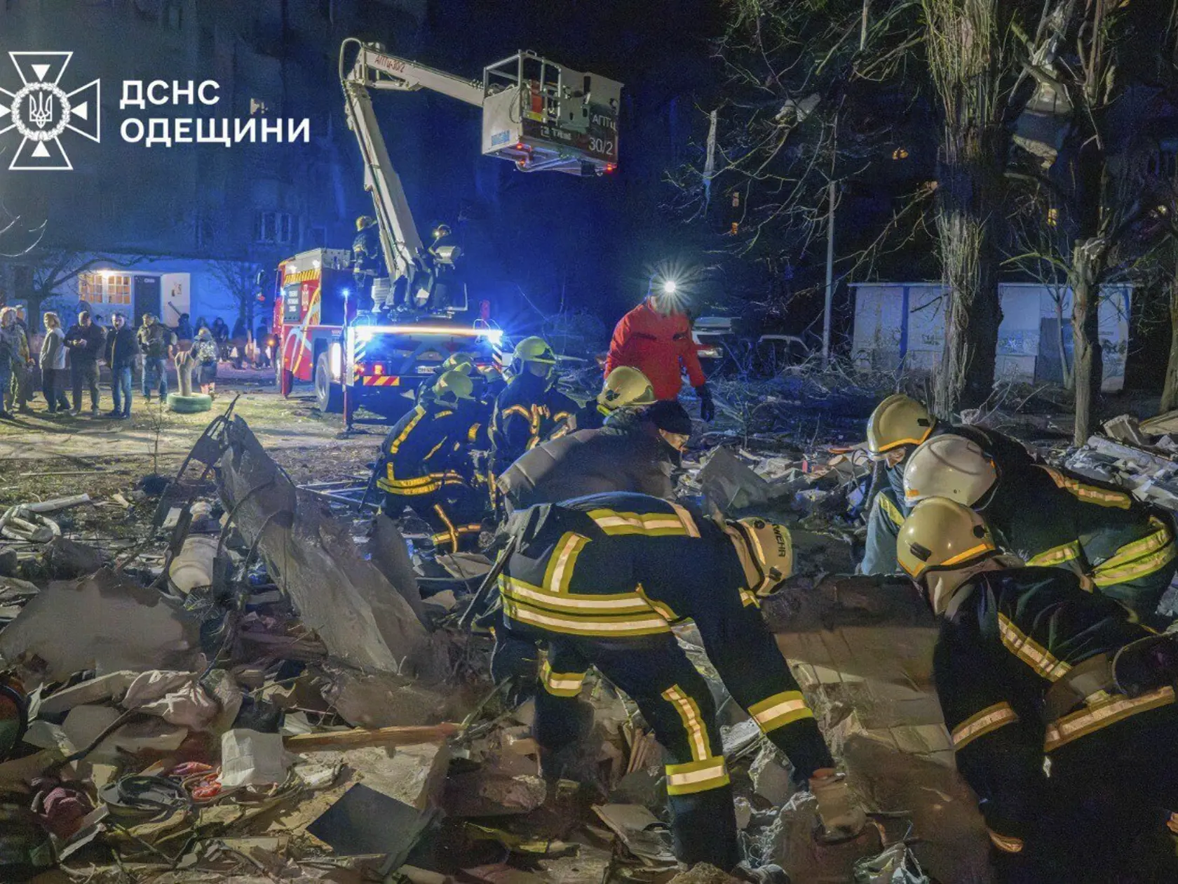 Príslušníci záchranných zložiek zasahujú po útoku dronu ruskej armády na bytový dom v meste Odesa v sobotu 2. marca 2024.