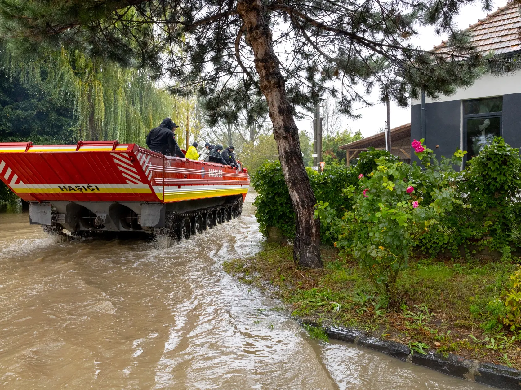 Situácia počas povodní v bratislavskej mestskej časti Devínska Nová Ves.