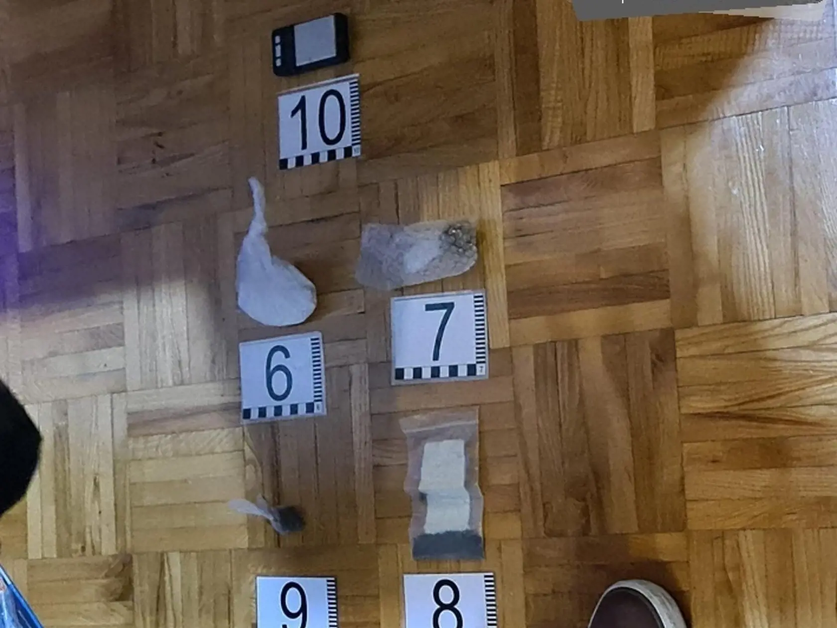 V Piešťanoch zadržali dílera, zaistili aj peniaze, drogy a zbrane
