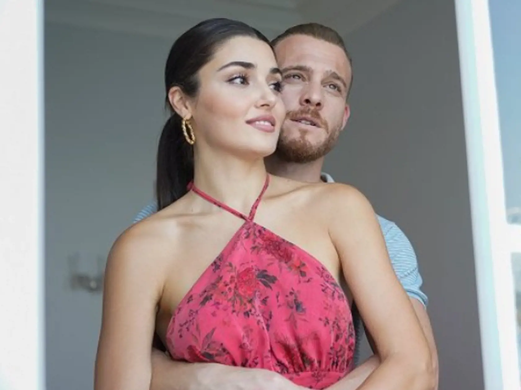 Seriálový Serkan s Edou (Hande Erçel)