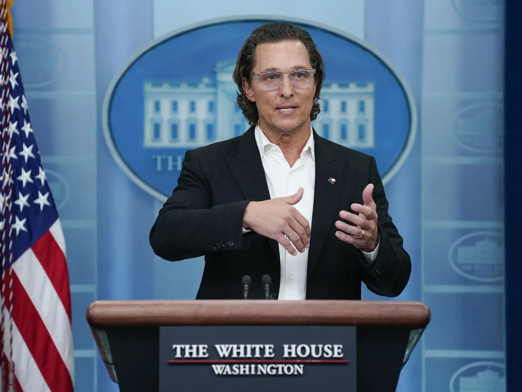 McConaughey (52) sa objavil aj na tlačovom brífingu v Bielom dome a niekoľkokrát pod vplyvom emócií nebol schopný hovoriť.
