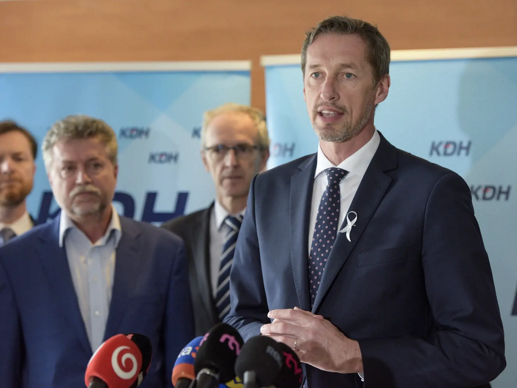 Na snímke v popredí predseda Kresťanskodemokratického hnutia (KDH) Milan Majerský
