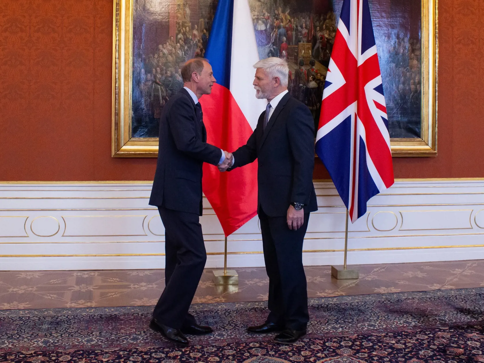 Na snímke britský princ Edward (vľavo) a český prezident Petr Pavel počas prijatia na Pražskom hrade. Praha, 24. mája 2023. FOTO TASR - Barbora Vizváryová