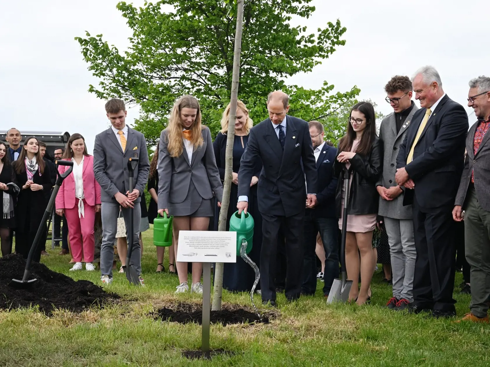 Brat britského kráľa Karola III., princ Edward zasadil posledný strom v Aleji princa Philipa, ktorá vznikla vlani pri príležitosti jeho nedožitých 100. narodenín.