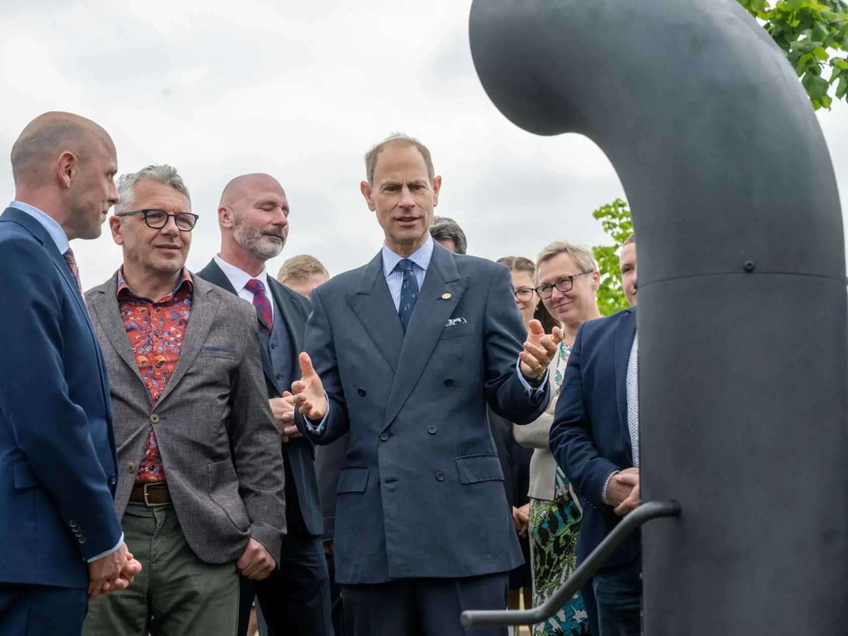 Brat britského kráľa Karola III., princ Edward zasadil posledný strom v Aleji princa Philipa, ktorá vznikla vlani pri príležitosti jeho nedožitých 100. narodenín.