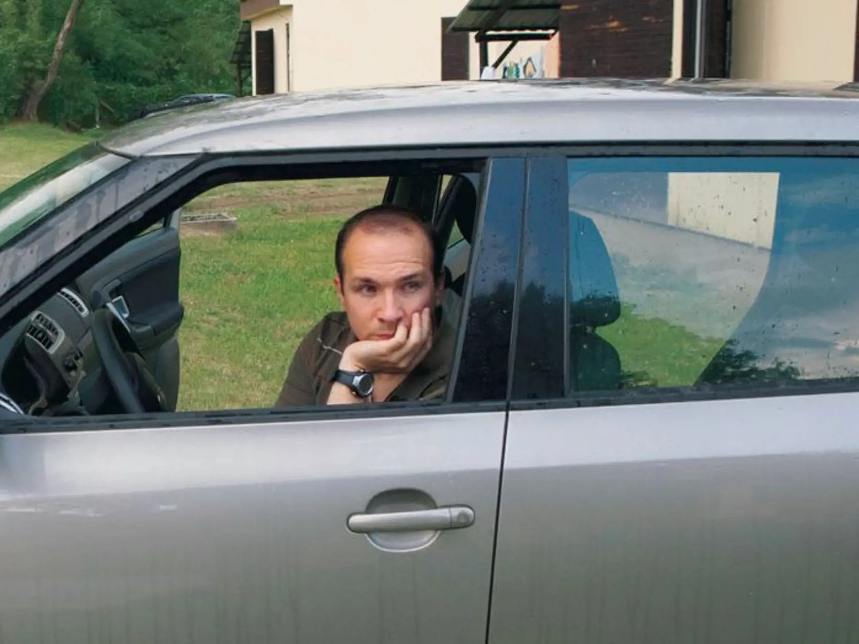 MATÚŠ sa najprv z auta len nečinne prizeral.