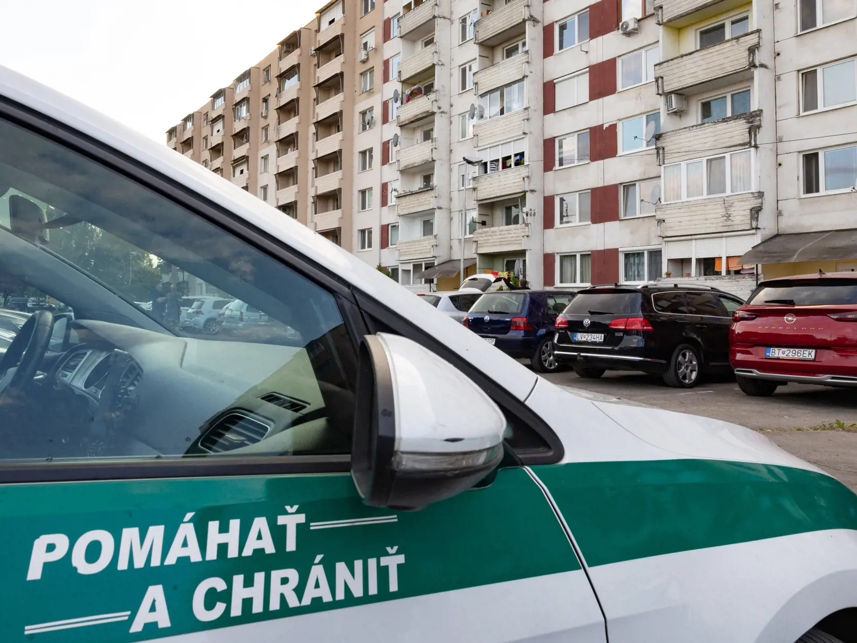 Na snímke je bytovka na Mochovskej ulici v Leviciach, v ktorej býva Juraj Cintula, strelec ktorý spáchal atentát na premiéra SR Roberta Fica.