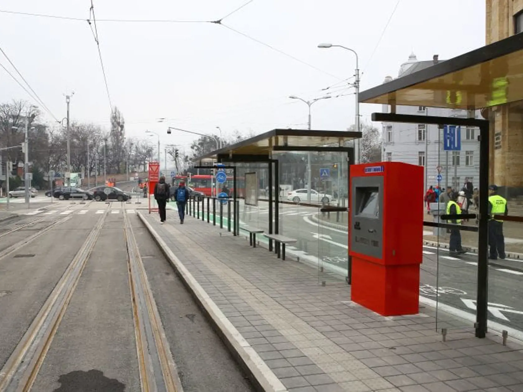Električkové zastávky pri Univerzite Komenského v Bratislave.