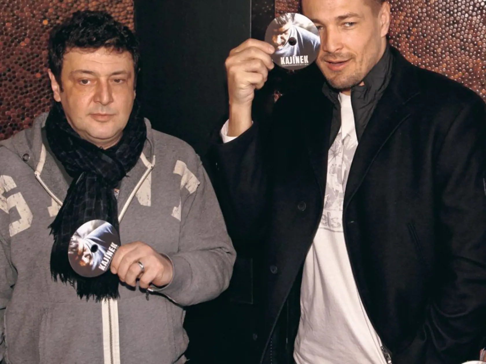 Režisérovi JÁKLOVI (vpravo) Kajínek sľúbil,