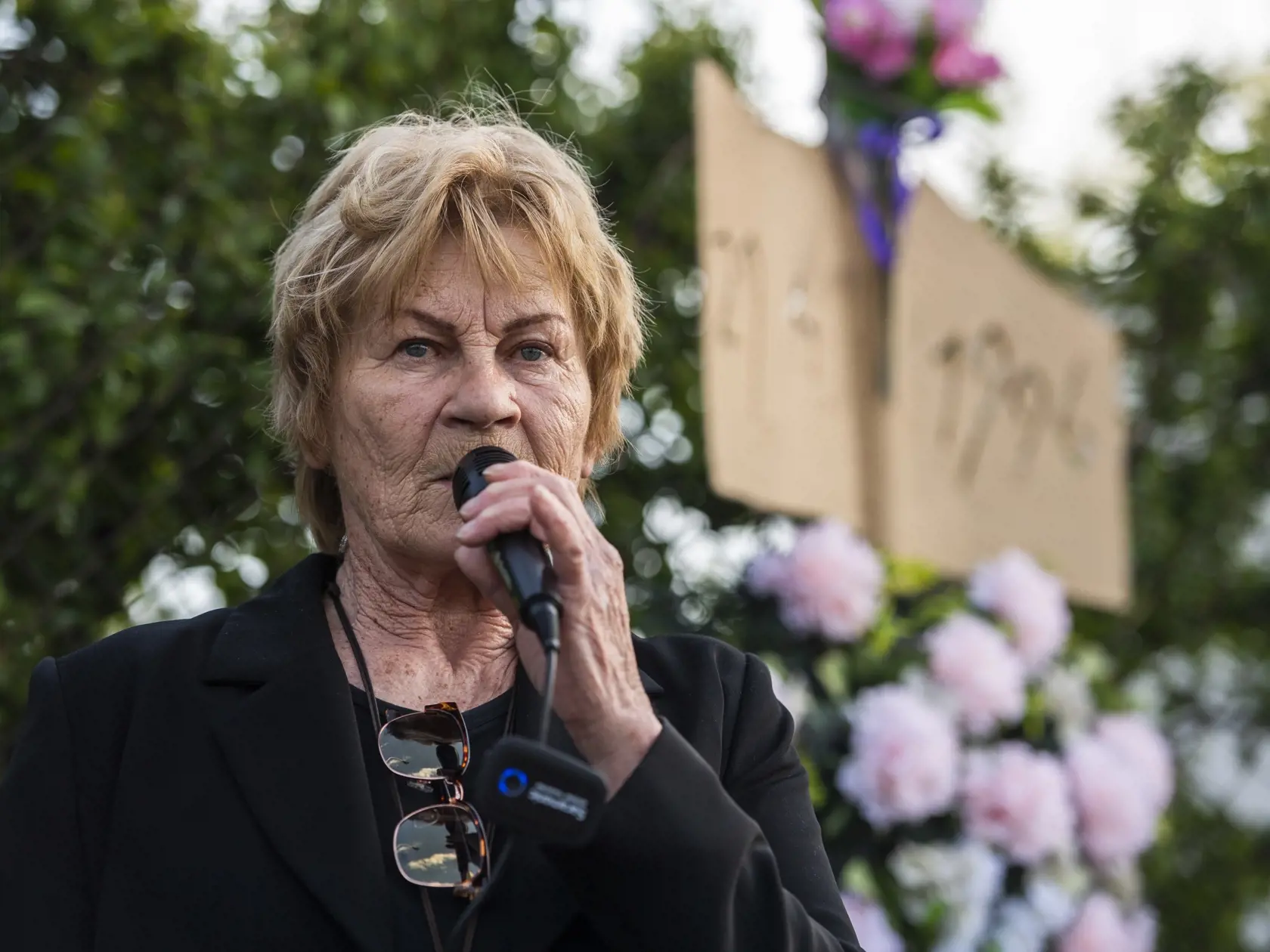 Na snímke Anna Remiášová - poslankyňa NR SR (OĽaNO) a matka zavraždeného Róberta Remiáša reční pri pamätnom kríži počas spomienkového stretnutia pri príležitosti 26. výročia vraždy Róberta Remiáša v Bratislave v piatok 29. apríla 2022. FOTO TASR - Jaroslav Novák
