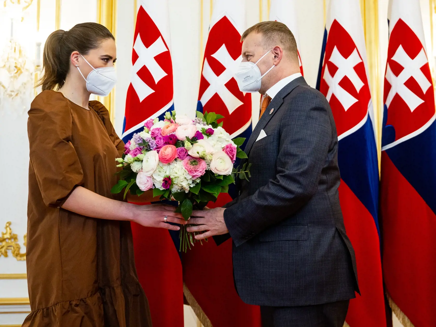 Petra Vlhová absolvovala stretnutie s predsedom Národnej rady Slovenskej republiky Borisom Kollárom a následnú tlačovú konferenciu v priestoroch Bratislavského hradu. Na snímke Petra Vlhová a Boris Kollár.