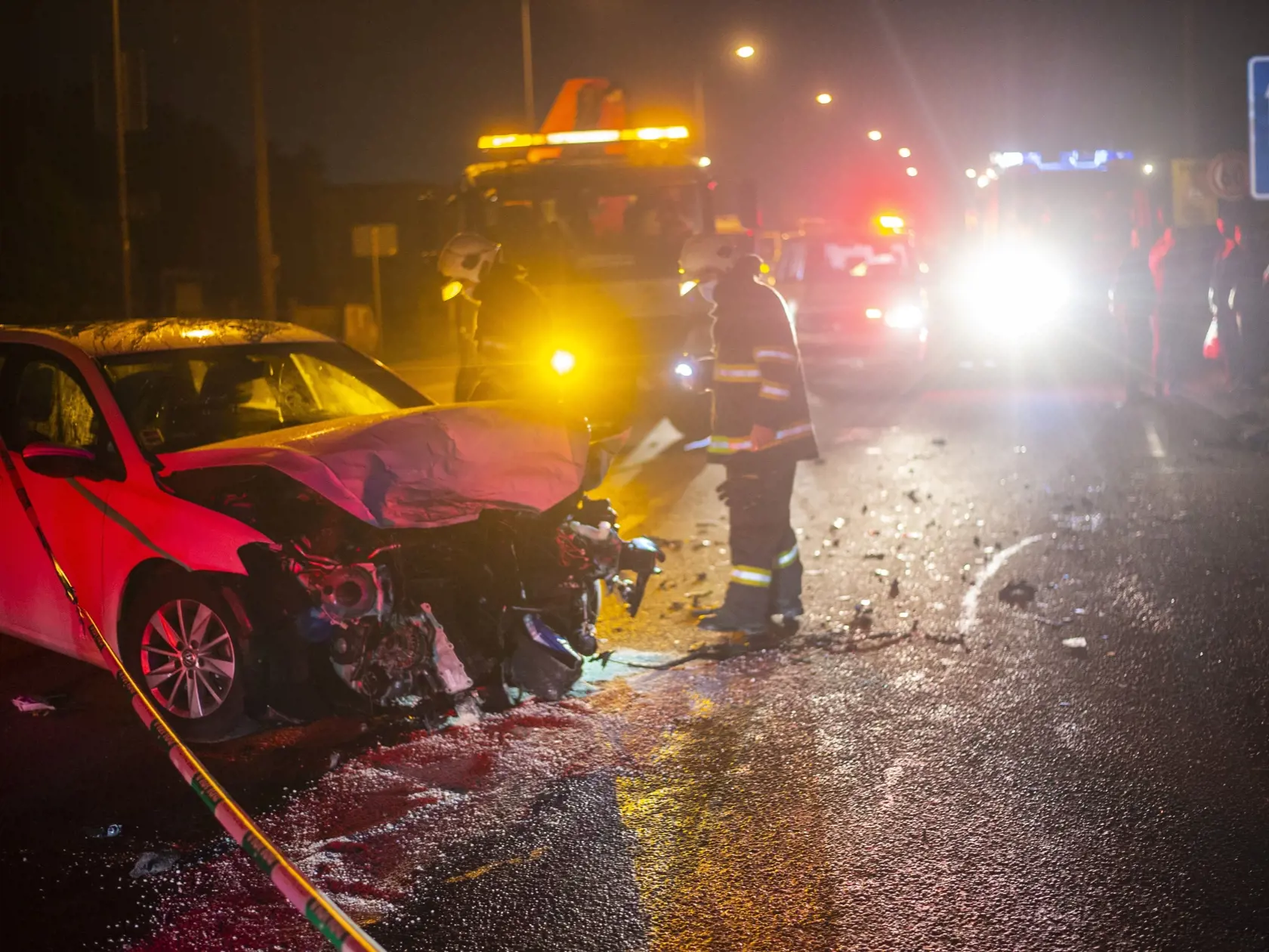 IŠLI NA ČERVENÚ? Auto mladíkov, ktorí vrazili do limuzíny predsedu parlamentu.