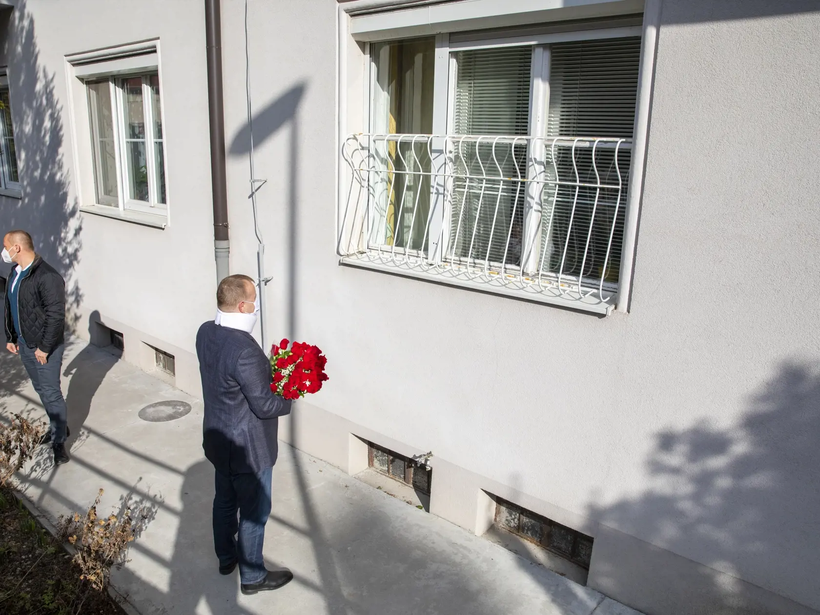 Boris Kollár priniesol kvety matke k sviatku MDŽ.