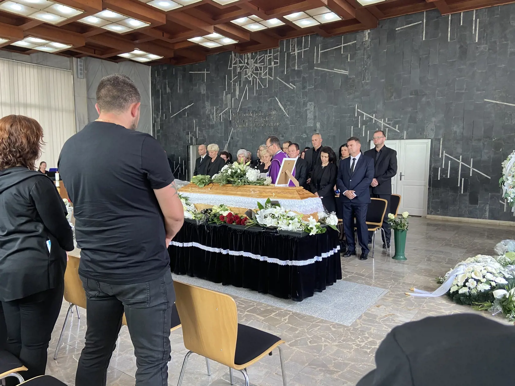Rodina sedela priamo pri truhle. Vpravo vpravo matka s priateľom.
