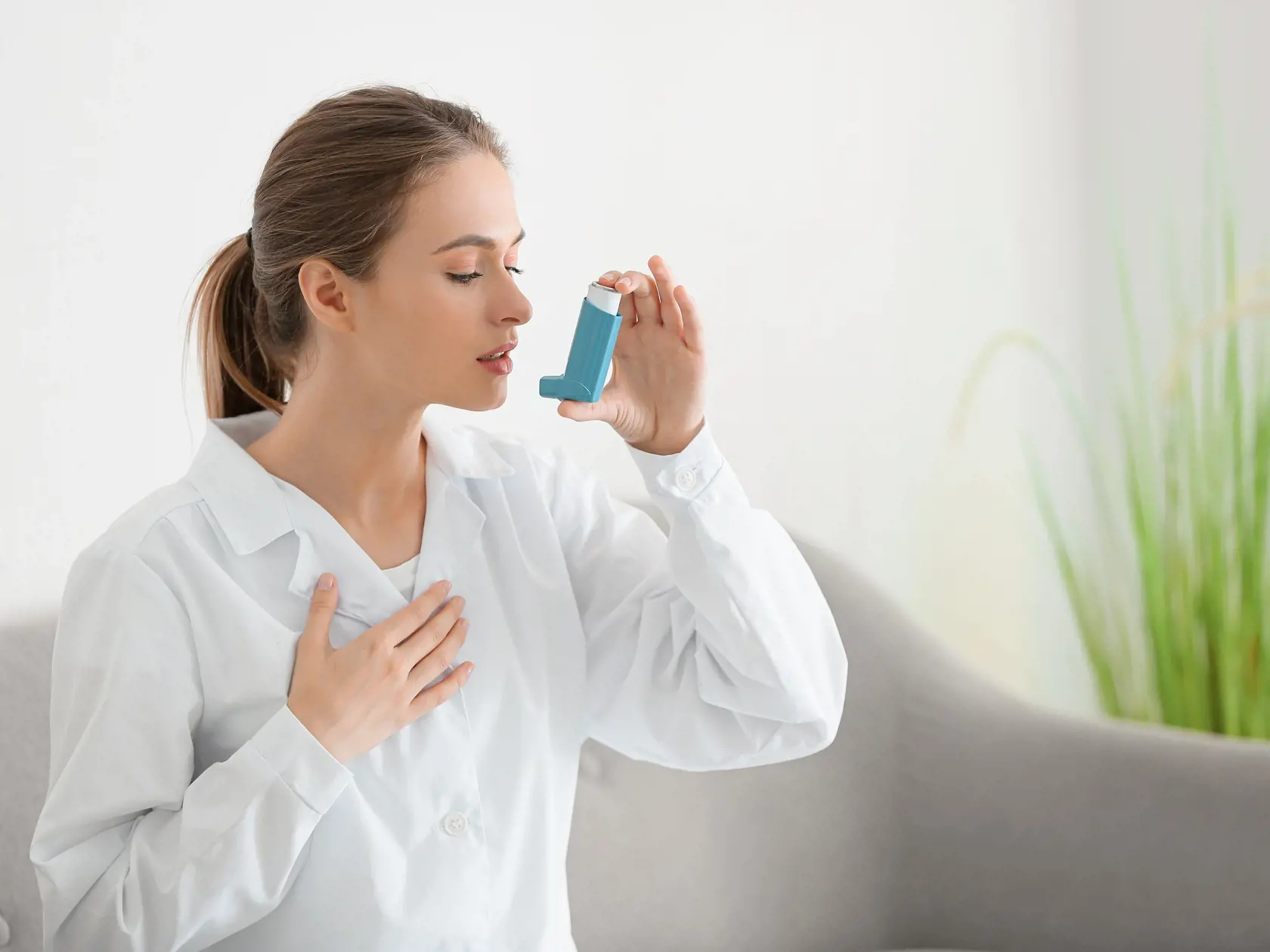 Female,Doctor,With,Inhaler,Having,Asthma,Attack,In,Clinic