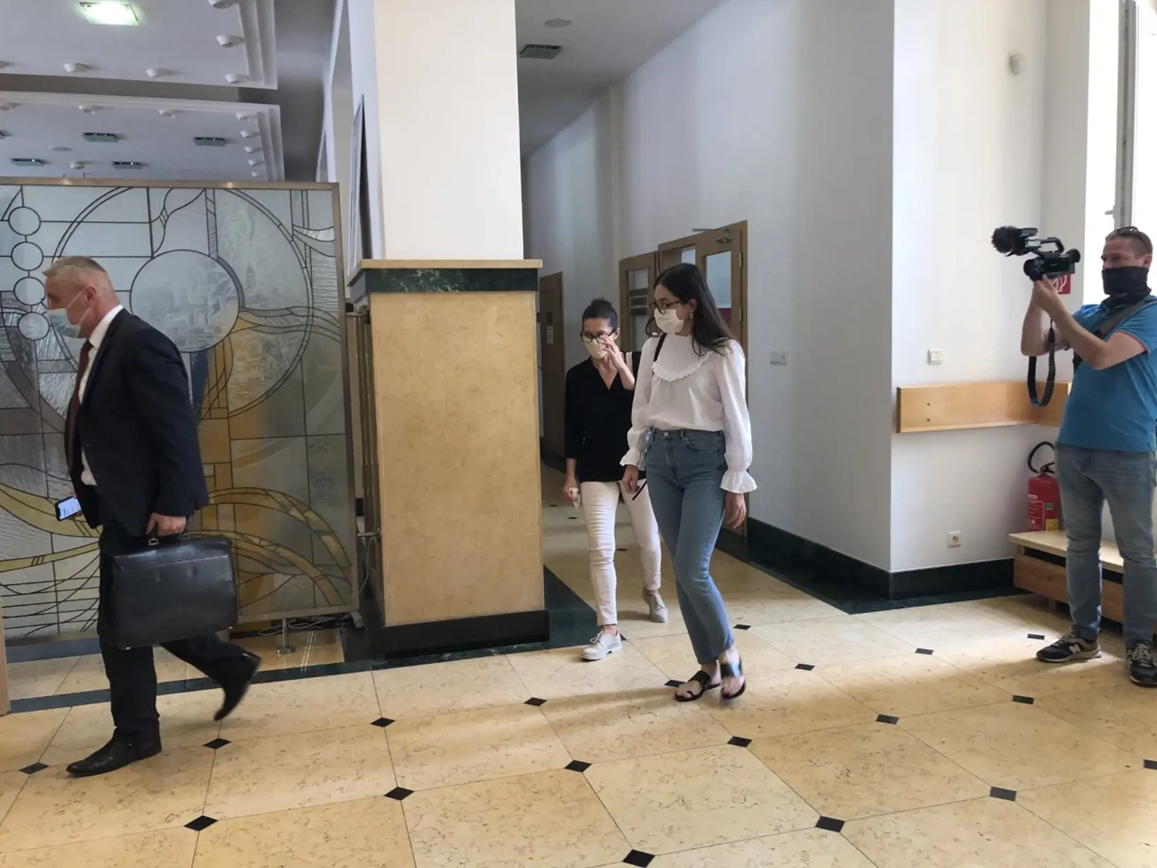 Juditu chodí na pojednávania povzbudiť celá rodina - okrem otca aj mama (v čiernom) a sestra.