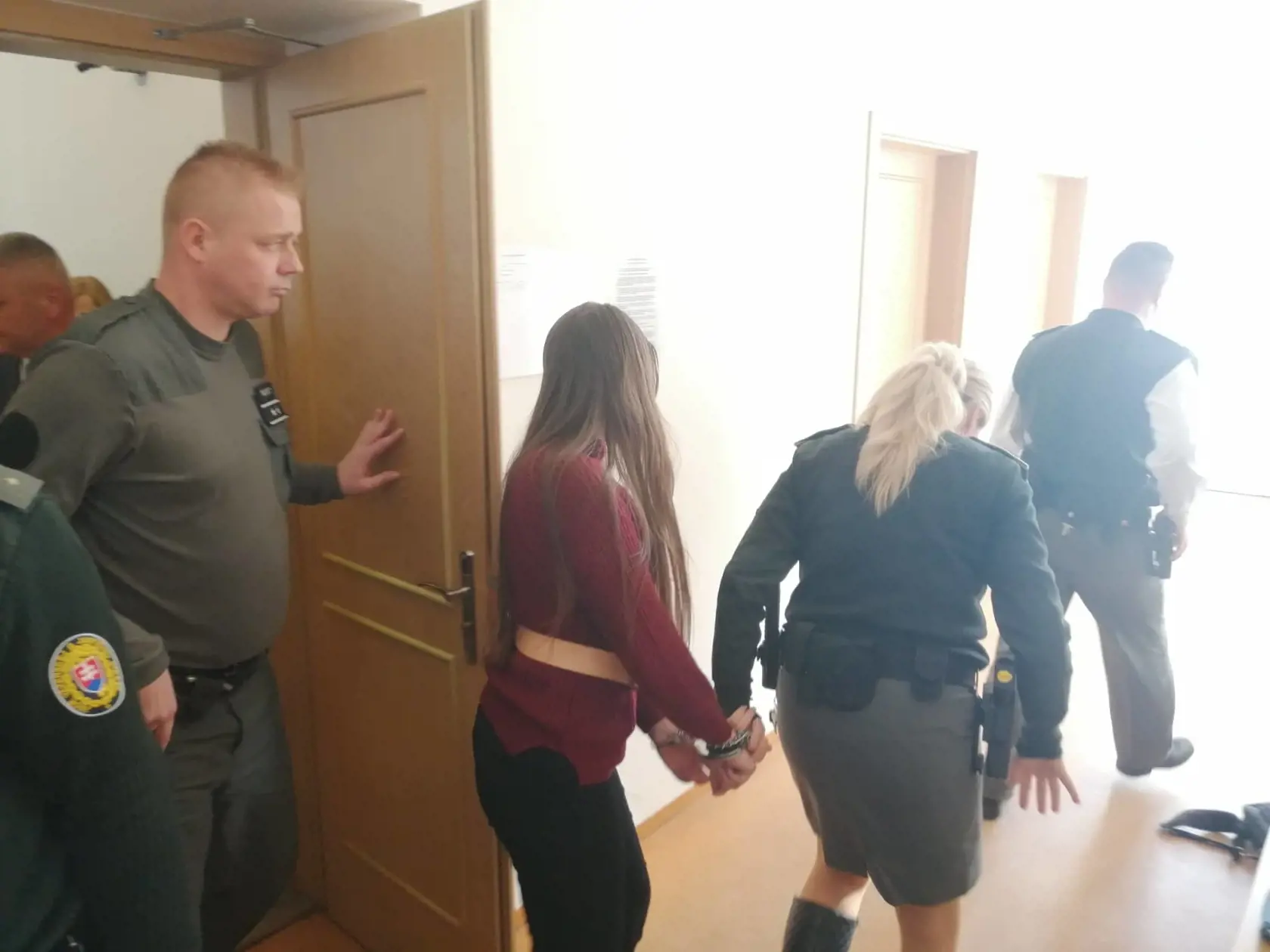 Judita na druhom pojednávaní v prípade vraždy Tomáša odchádza z pojednávacej miestnosti.