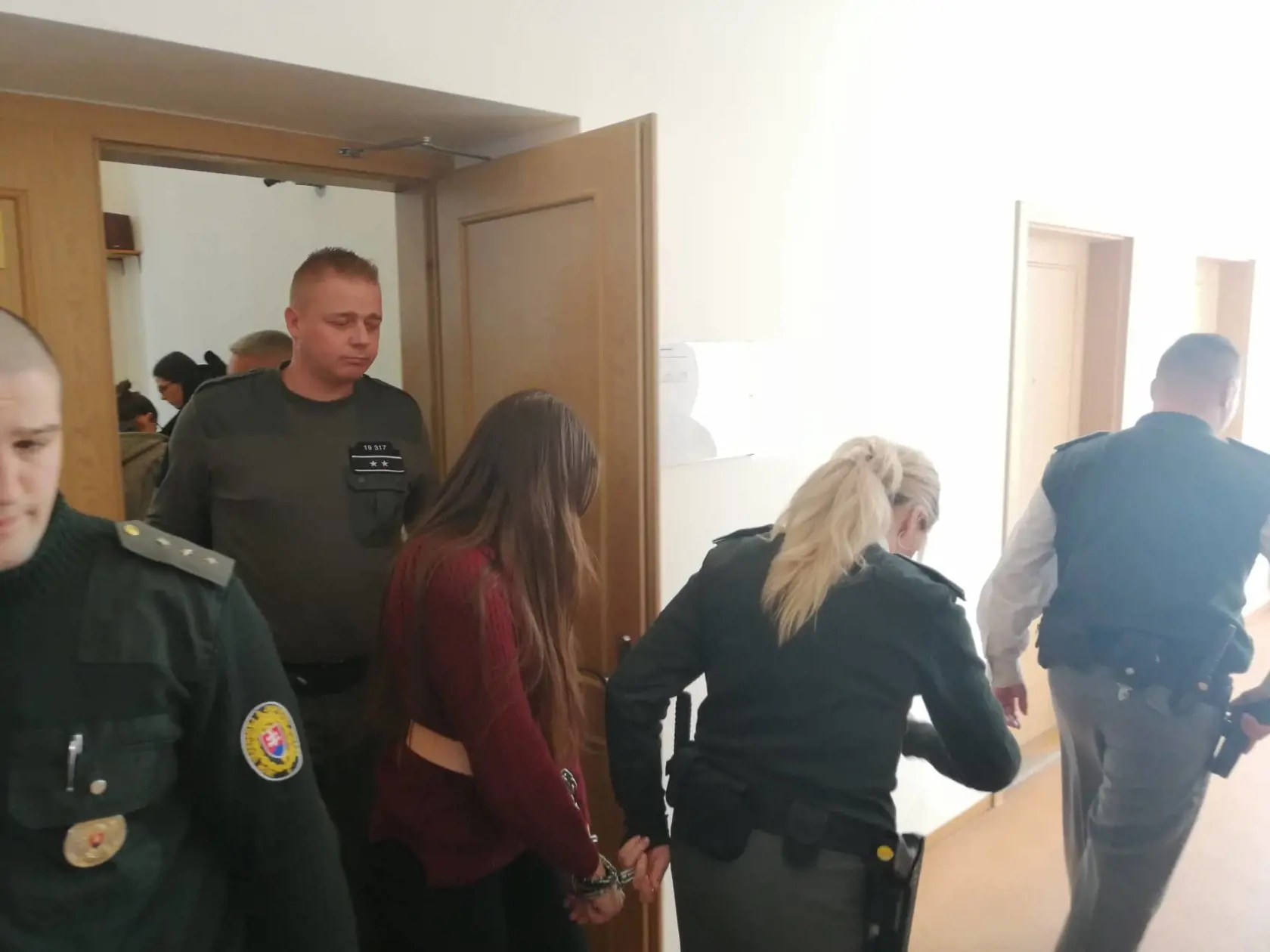 Judita na druhom pojednávaní v prípade vraždy Tomáša odchádza z pojednávacej miestnosti.