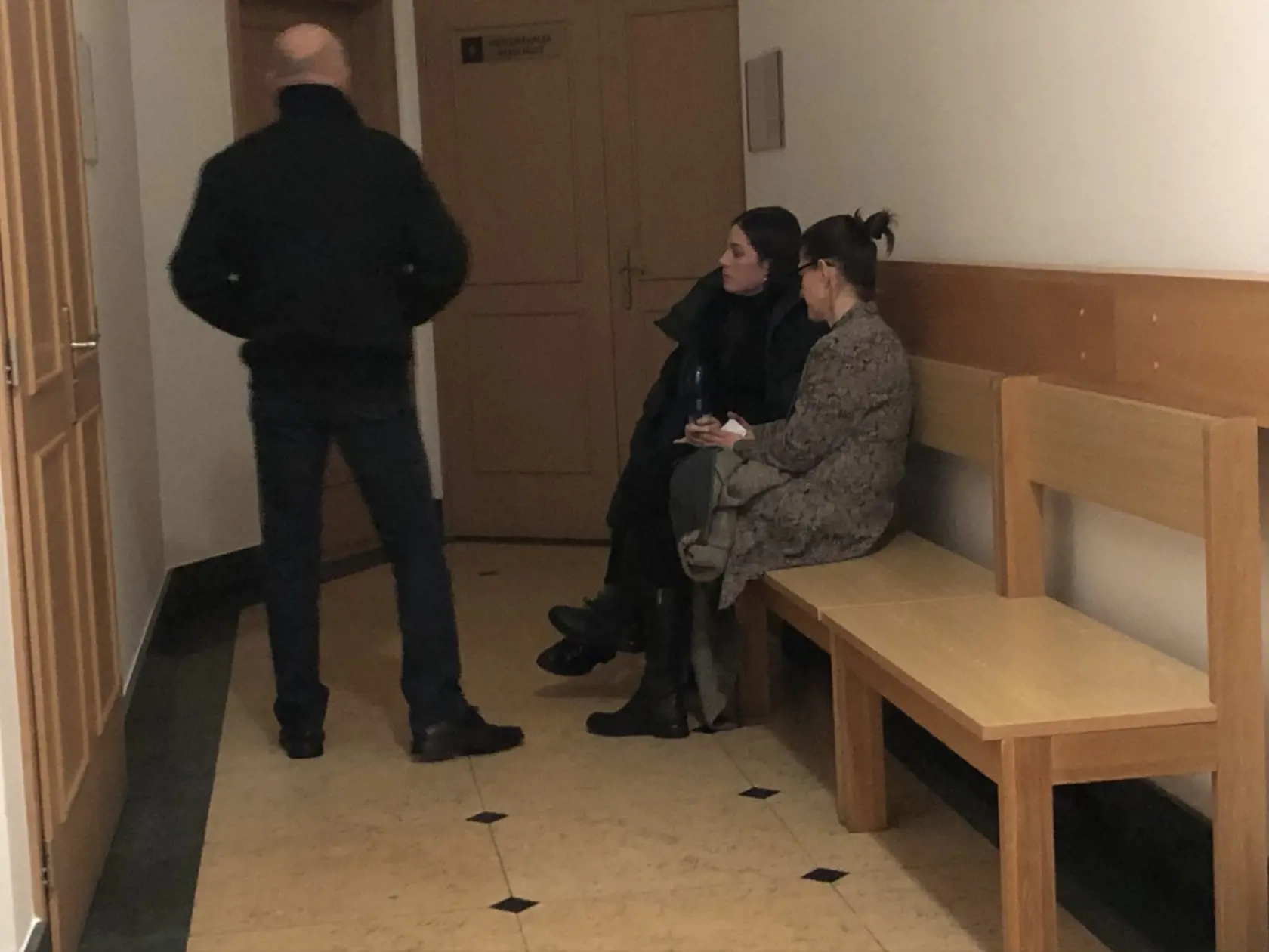Blízka rodina obžalovanej Judity čaká pred pojednávacou miestnosťou.