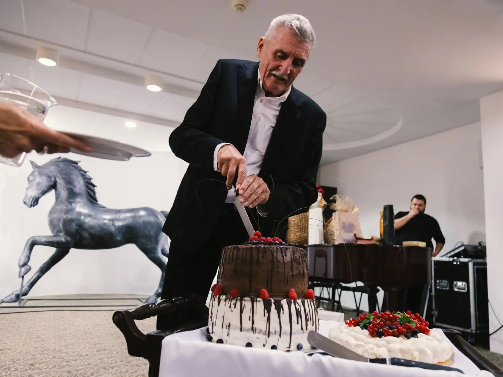 Svoje 80. narodeniny oslávil Martin Huba po predstavení v útrobách Slovenského národného divadla.