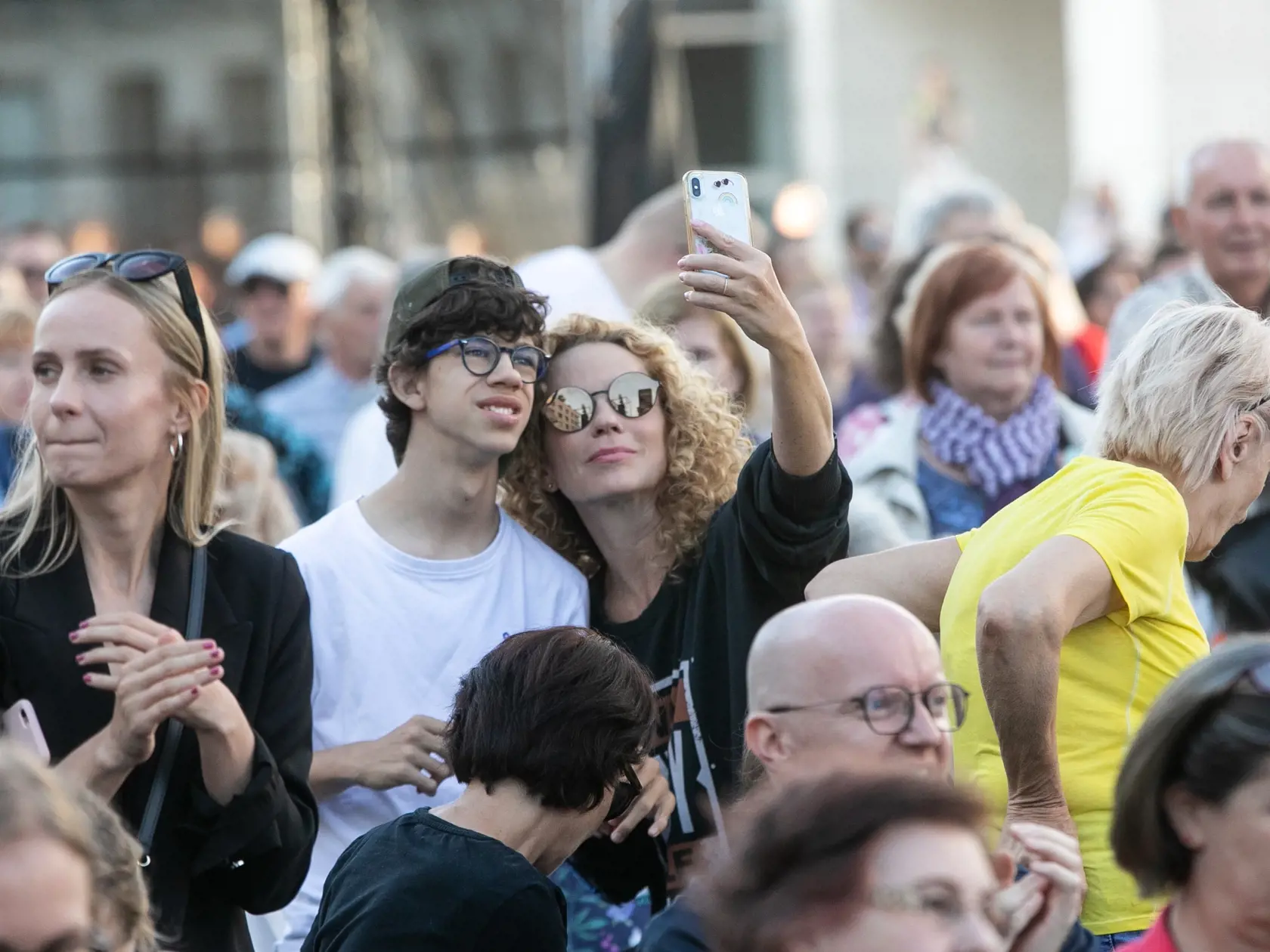 Leto 2022: Galavečer pred SND. Na snímke Diana Mórová so synom Quidom.