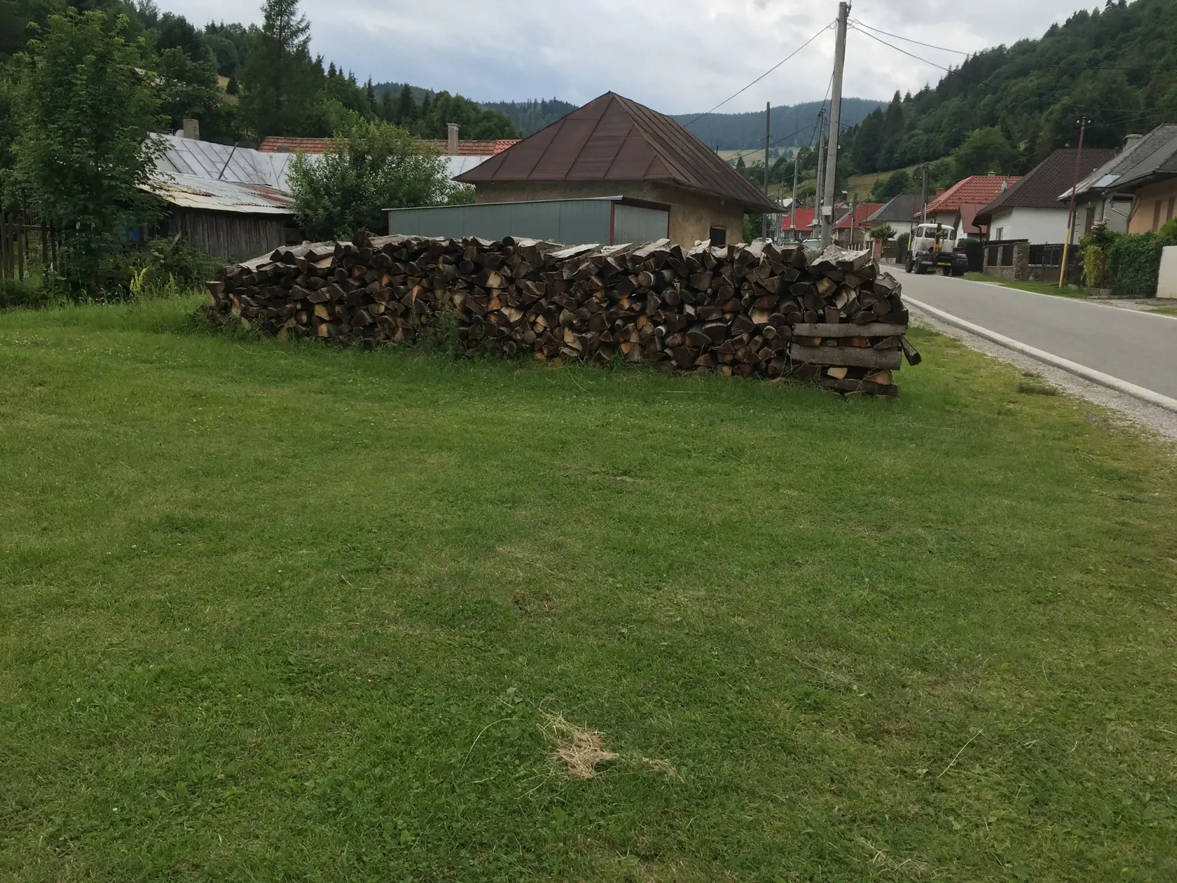 O takéto zátišia s drevom nie je v Úhornej núdza, keďže oproti iným obciam zima tu začína oveľa skôr a končí tiež neskôr. Aj preto bez poriadnej zásoby paliva tu nesmiete ostať.