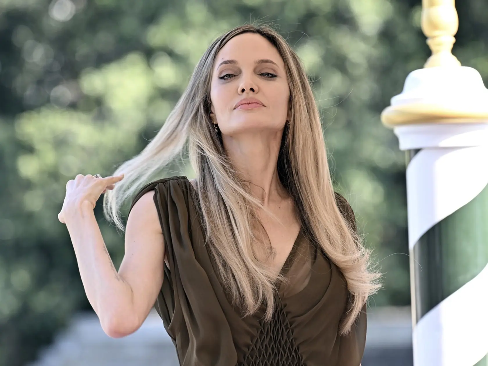 Krásna Angelina Jolie si prechádza veľkou životnou zmenou. Herečka sa totiž musela zmieriť s tým, že jeden z jej synov sa rozhodol odsťahovať z domu.
