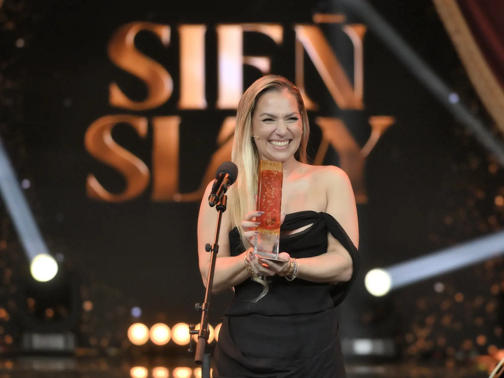 Dominika Navara Cibulková doslova žiarila a v rukách si poťažkala cenu za uvedenie do Siene slávy.