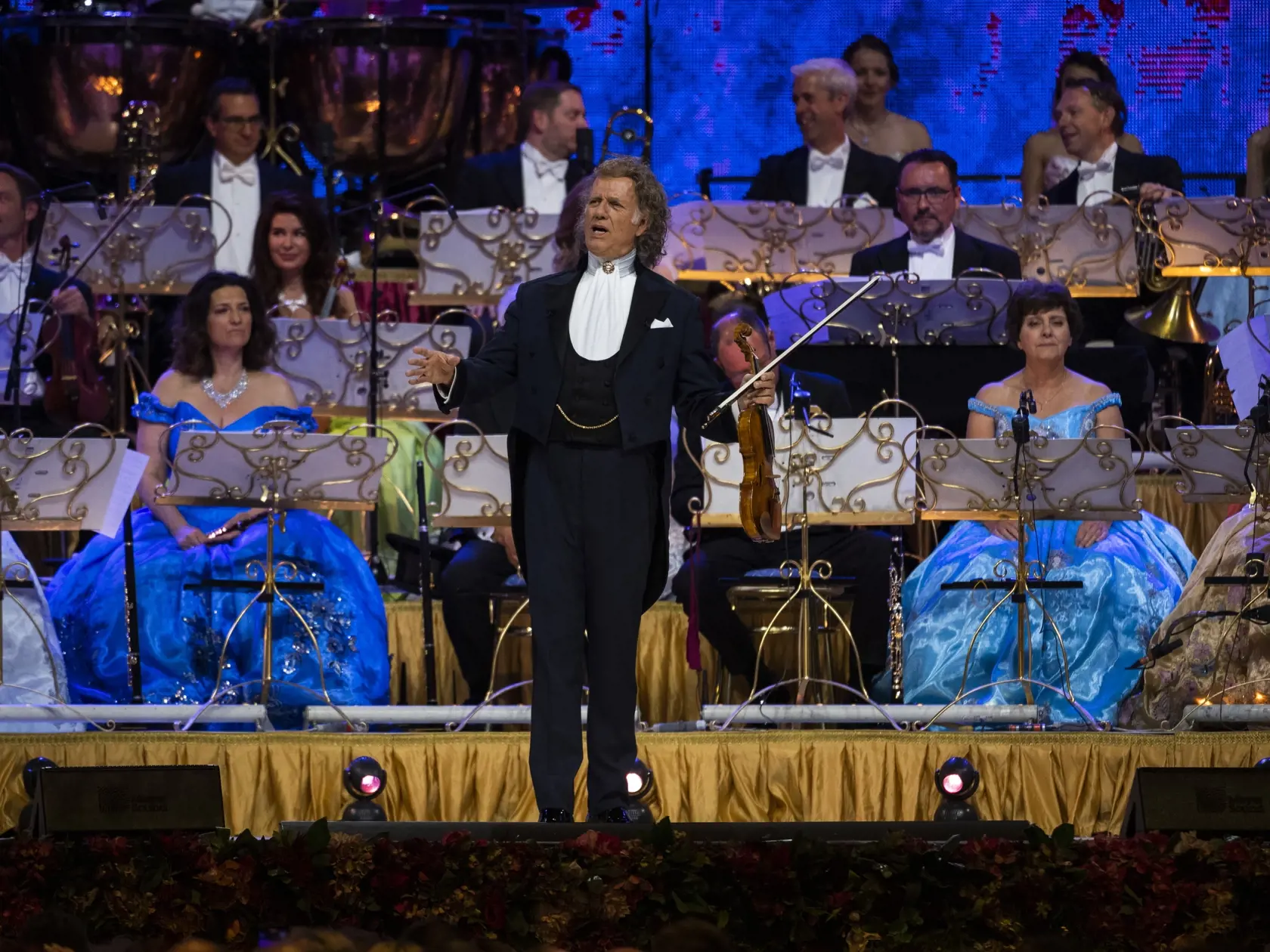 Na snímke holandský huslista a skladateľ André Rieu vystupuje spolu so svojím 60-členným súkromným orchestrom Johann Strauss Orchestra počas koncertu na Zimnom štadióne Ondreja Nepelu 31. mája 2022 v Bratislave. FOTO TASR - Jaroslav Novák