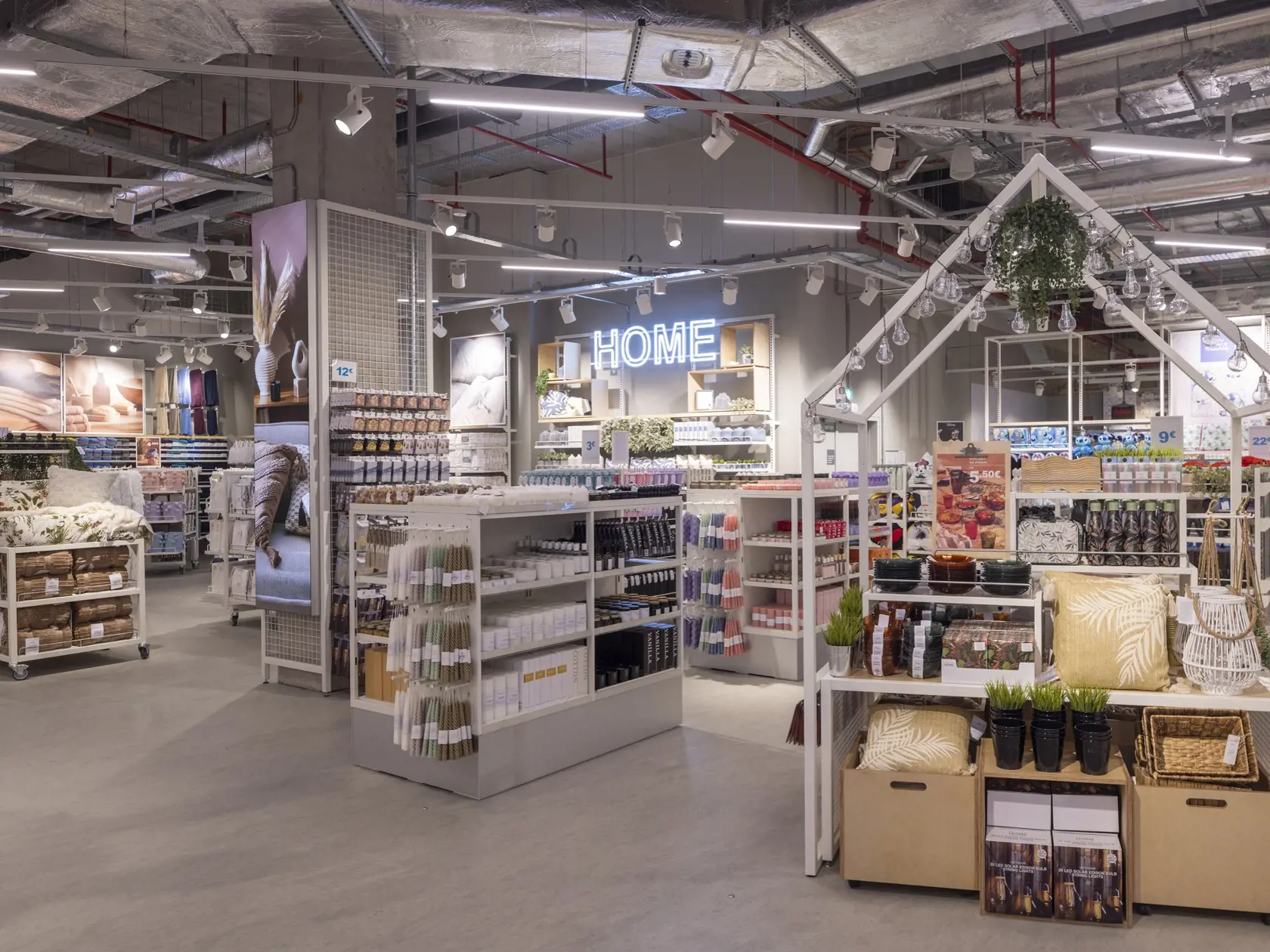Primark Bratislava sa rozprestiera na 3 660 m2 predajnej plochy a ponúka zákazníkom jedinečné módne trendy, vrátane tých najnovších letných.
