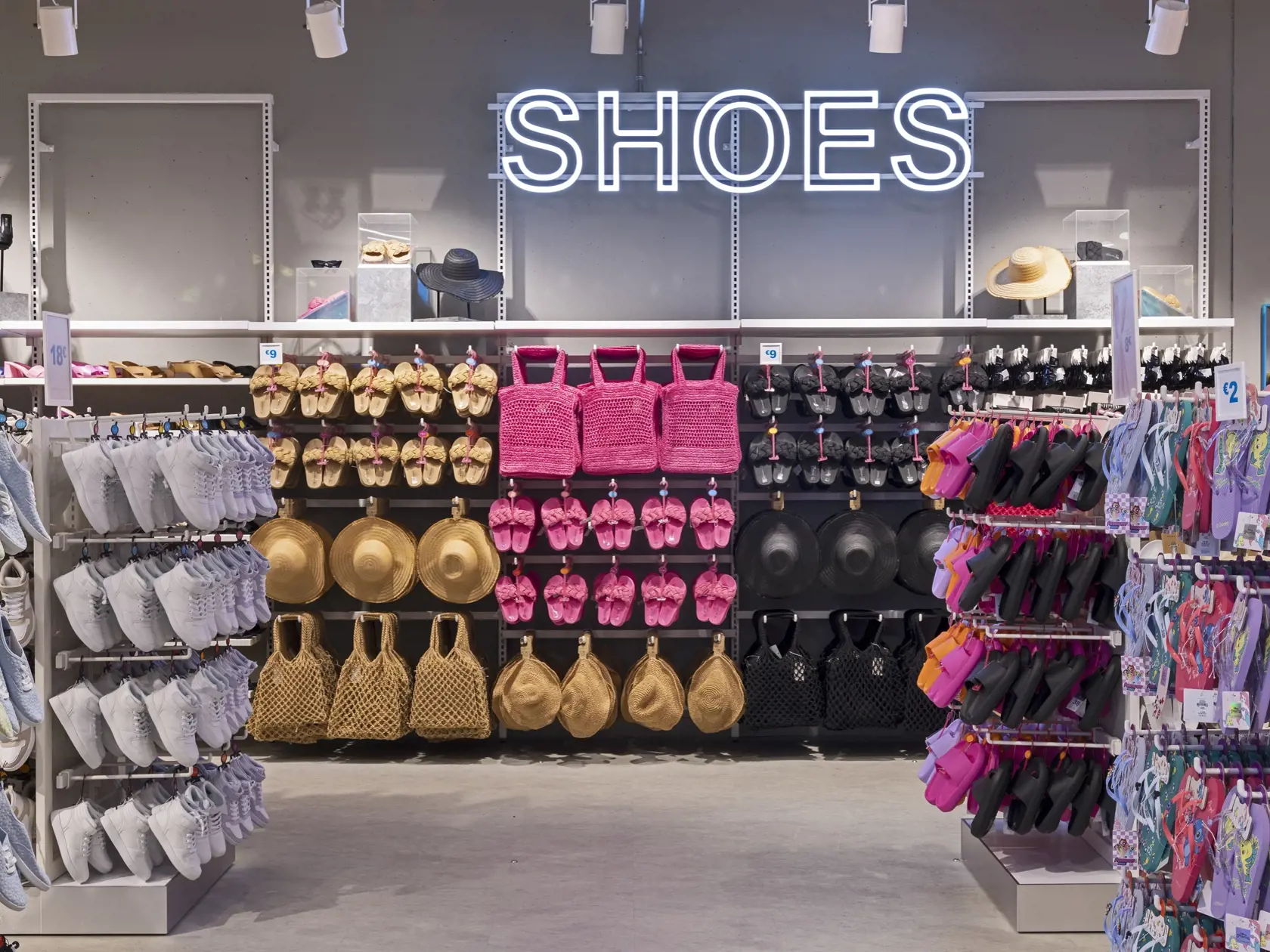 Primark Bratislava sa rozprestiera na 3 660 m2 predajnej plochy a ponúka zákazníkom jedinečné módne trendy, vrátane tých najnovších letných.