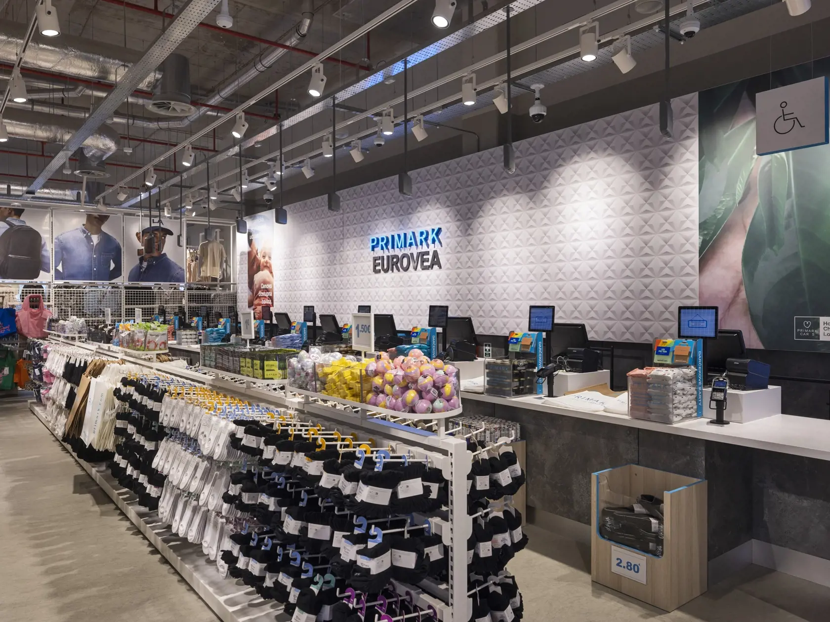 Primark Bratislava sa rozprestiera na 3 660 m2 predajnej plochy a ponúka zákazníkom jedinečné módne trendy, vrátane tých najnovších letných.