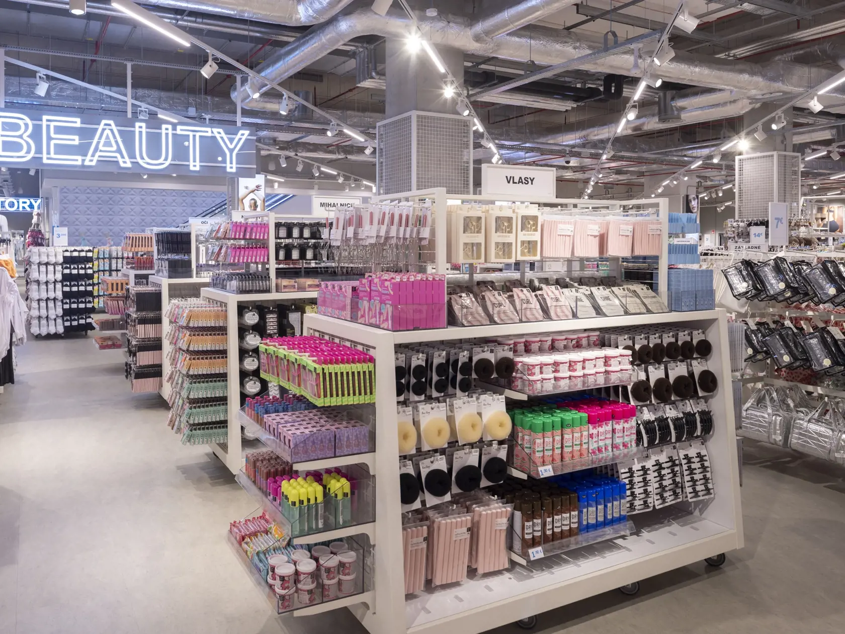 V Primarku nájdete lacné oblečenie ale aj kozmetiku a rôzne doplnky.