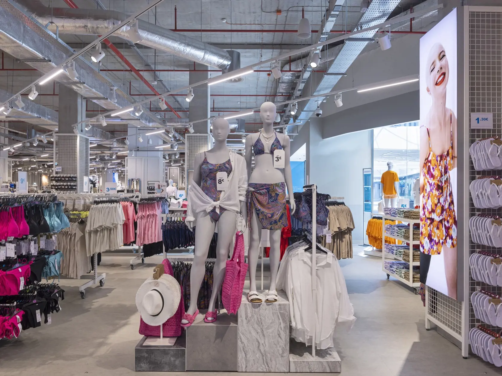 V Primarku nájdete lacné oblečenie ale aj kozmetiku a rôzne doplnky.