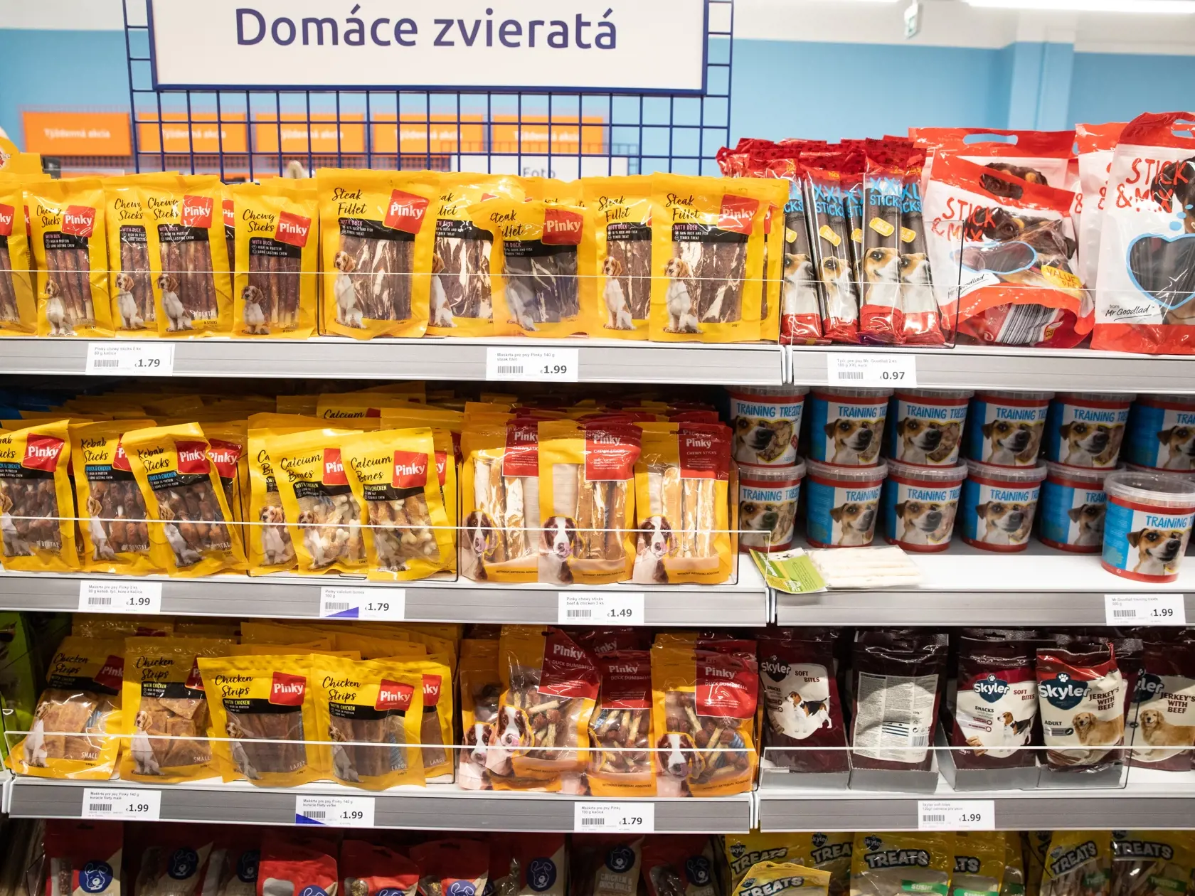 Na snímke je otvorenie prvej predajňe lacného reťazca Actionu na Slovensku. Ľudia odchádzali s plnými taškami lacného tovaru.