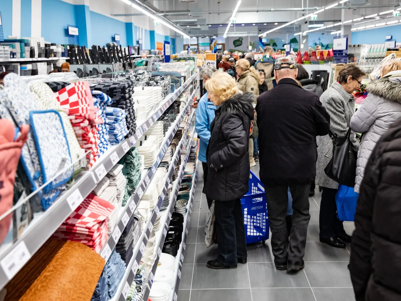 Na snímke je otvorenie prvej predajňe lacného reťazca Actionu na Slovensku. Ľudia odchádzali s plnými taškami lacného tovaru.
