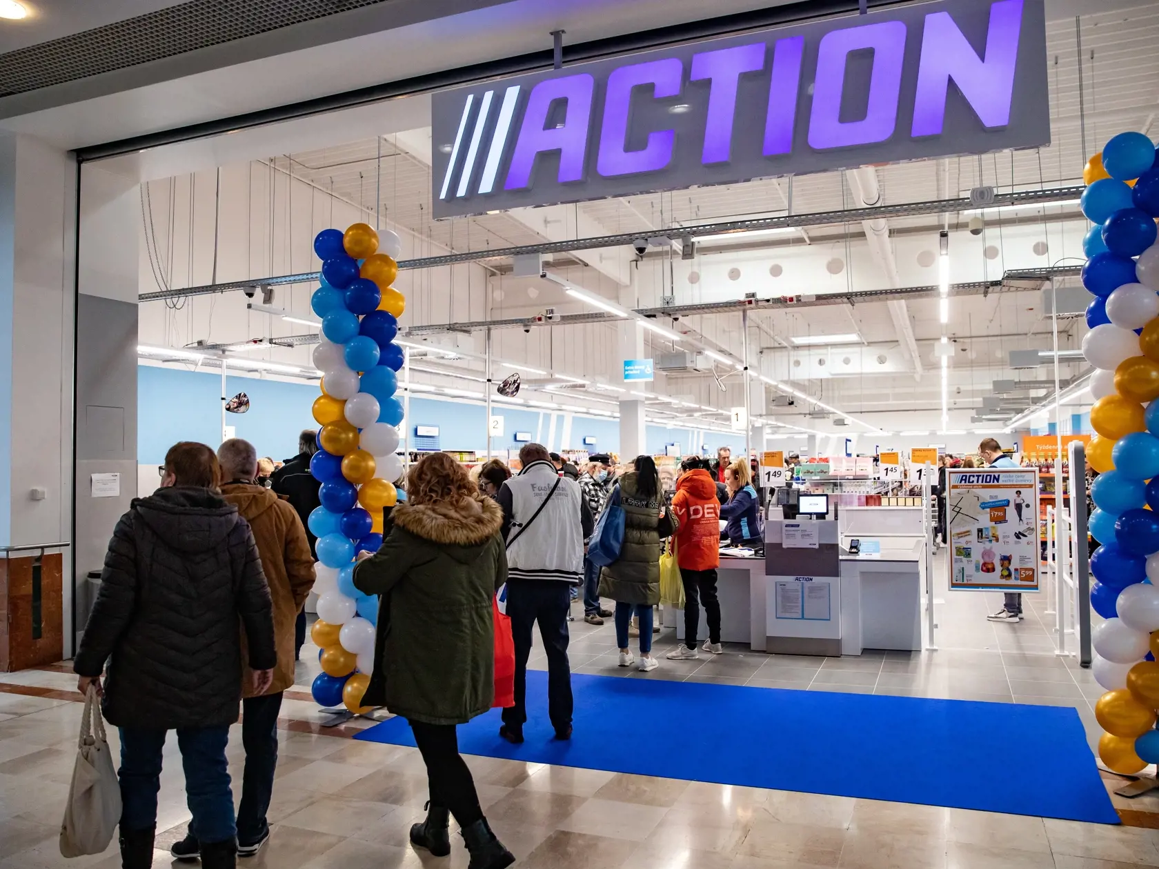 Na snímke je otvorenie prvej predajňe lacného reťazca Actionu na Slovensku. Ľudia odchádzali s plnými taškami lacného tovaru.