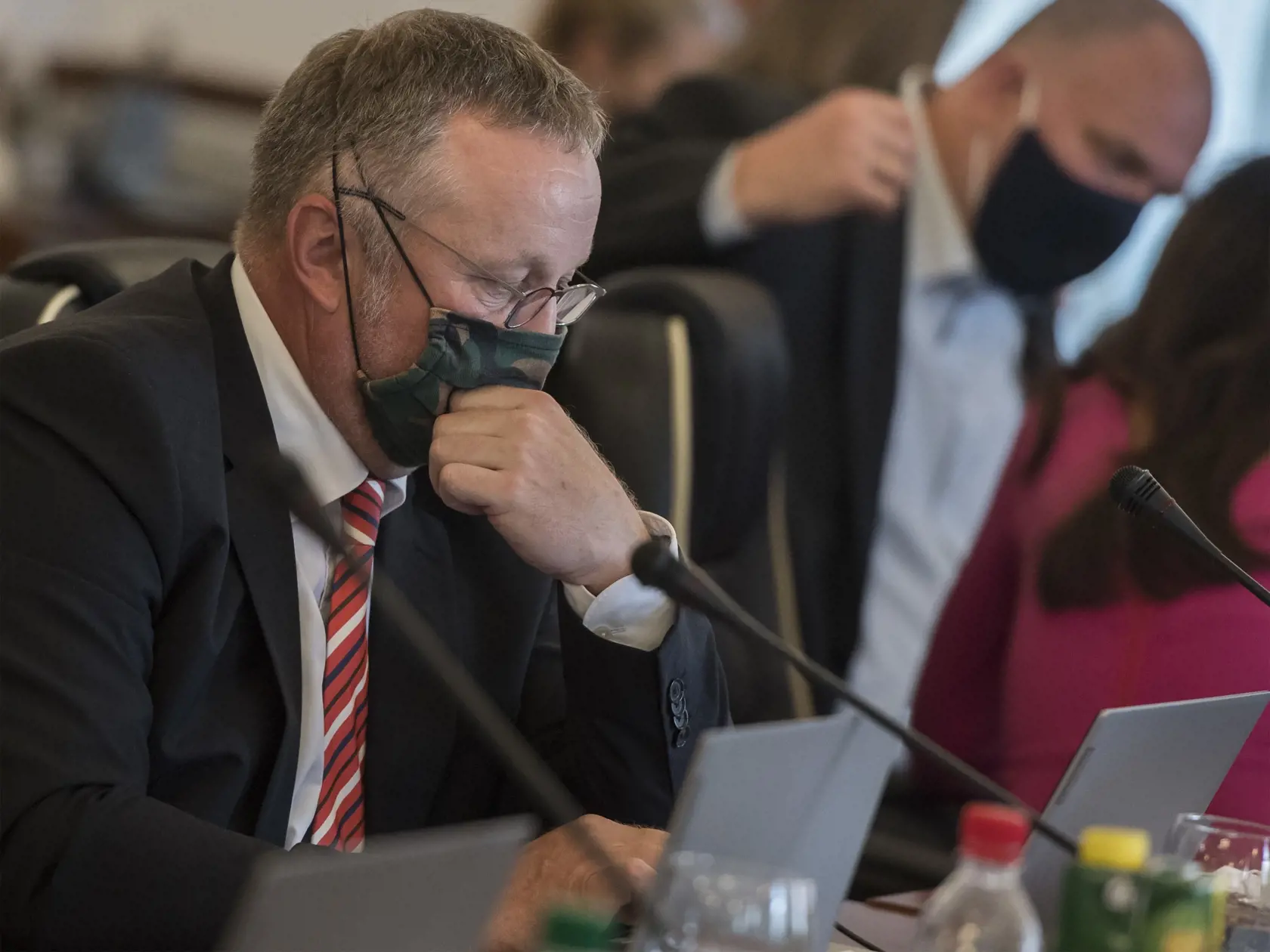 Pokiaľ ide o prípadné právne kroky na moju ochranu, považujem ich v dnešnom systému vymožiteľnosti práva za úplne zbytočné, a to aj s poukazom na predchádzajúce žaloby na ochranu osobnosti, prípadné trestné oznámenie za ohováranie, nakoľko predseda Smeru Doc. JUDr. Robert Fico, CSc. je už z minulosti všeobecne známy svojim úmyselným vyhýbaním sa úkonom súdneho konania, či trestného konania, keď mu nie je možné ani doručiť predvolanie," uviedol.
FOTO TASR - Martin Baumann